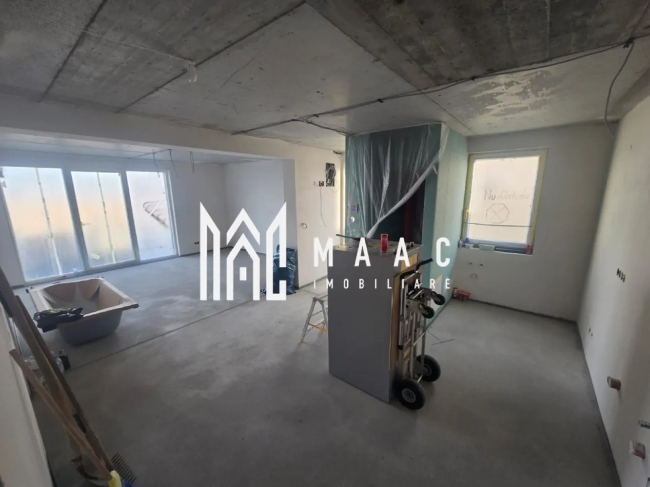 Cvaduplex 4 camere 145 mp teren Calea Cisnadiei - MAAC Imobiliare vă propune spre vânzare un cvadruplex cu 4 camere, situat pe Calea Cisnădiei, în zona „Casa de Apă”, pe strada Madrid, o locație în continuă dezvoltare, apreciată pentru accesibilitate și liniște. Proprietatea dispune de un teren de 145 mp și o suprafață utilă de 117 mp, fiind ideală pentru familii care își doresc un spațiu modern, eficient compartimentat și construit cu materiale premium. Imobilul se predă la exterior la cheie și beneficiază de dotări tehnice de ultimă generație, menite să asigure confort sporit și eficiență energetică ridicată. Sistemele instalate includ pompă de căldură pentru încălzire, răcire și apă caldă, sistem de recirculare a aerului, încălzire în pardoseală, precum și sistem de camere video și alarmă pentru siguranță. În plus, sunt incluse un robinet exterior anti-îngheț și filtru de apă cu regulator de presiune. Toate materialele utilizate sunt premium, achiziționate din Germania, garantând durabilitate și calitate superioară. Compartimentarea este practică și bine gândită: -parter: bucătărie, cămară, baie, living și spațiu de depozitare -etaj: 3 dormitoare decomandate și baie cu cadă și geam de aerisire -mansardă: spațiu versatil ce poate fi amenajat ca dormitor (prevăzut cu 2 ferestre Velux), loc de joacă sau spațiu de depozitare Proprietatea se vinde la prețul de 165.000 euro, TVA inclus, și se predă exact ca în fotografii. Pentru mai multe detalii, vă rugăm să menționați CP2996583 la telefon. }}