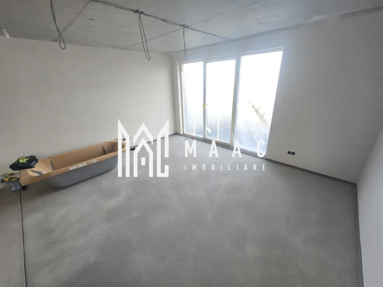 Cvaduplex 4 camere 145 mp teren Calea Cisnadiei - MAAC Imobiliare vă propune spre vânzare un cvadruplex cu 4 camere, situat pe Calea Cisnădiei, în zona „Casa de Apă”, pe strada Madrid, o locație în continuă dezvoltare, apreciată pentru accesibilitate și liniște. Proprietatea dispune de un teren de 145 mp și o suprafață utilă de 117 mp, fiind ideală pentru familii care își doresc un spațiu modern, eficient compartimentat și construit cu materiale premium. Imobilul se predă la exterior la cheie și beneficiază de dotări tehnice de ultimă generație, menite să asigure confort sporit și eficiență energetică ridicată. Sistemele instalate includ pompă de căldură pentru încălzire, răcire și apă caldă, sistem de recirculare a aerului, încălzire în pardoseală, precum și sistem de camere video și alarmă pentru siguranță. În plus, sunt incluse un robinet exterior anti-îngheț și filtru de apă cu regulator de presiune. Toate materialele utilizate sunt premium, achiziționate din Germania, garantând durabilitate și calitate superioară. Compartimentarea este practică și bine gândită: -parter: bucătărie, cămară, baie, living și spațiu de depozitare -etaj: 3 dormitoare decomandate și baie cu cadă și geam de aerisire -mansardă: spațiu versatil ce poate fi amenajat ca dormitor (prevăzut cu 2 ferestre Velux), loc de joacă sau spațiu de depozitare Proprietatea se vinde la prețul de 165.000 euro, TVA inclus, și se predă exact ca în fotografii. Pentru mai multe detalii, vă rugăm să menționați CP2996583 la telefon. }}