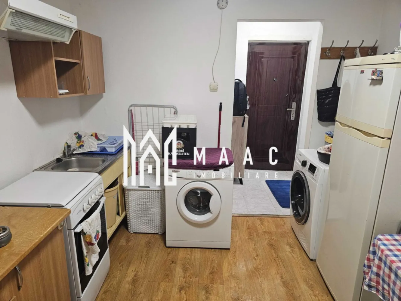 Apartament 1 Camera I Etaj 1 I Decomandat I Terezian - Se oferă spre vânzare o garsonieră practică și bine poziționată, cu o suprafață utilă de 24 mp, situată la etajul 1, ideală pentru locuit sau investiție. Detalii principale: suprafață utilă: 24 mp compartimentare: decomandată etaj: 1 locuibilă, necesită ușoare renovări Compartimentare: cameră luminoasă bucătărie separată baie hol Avantaje: locație foarte bună, cu acces rapid la facilități aproape de centre comerciale, magazine și supermarketuri transport în comun la îndemână parcuri, cafenele și restaurante în apropiere școli și unități medicale la distanță mică ✔ Ideal pentru o persoană sau un cuplu ✔ Potrivit pentru investiție (închiriere rapidă) ✔ Costuri reduse de întreținere Garsoniera reprezintă o oportunitate bună pentru cei care caută un spațiu accesibil, ce poate fi personalizat după propriul gust. Pentru informati si vizionari: CP2996601 }}