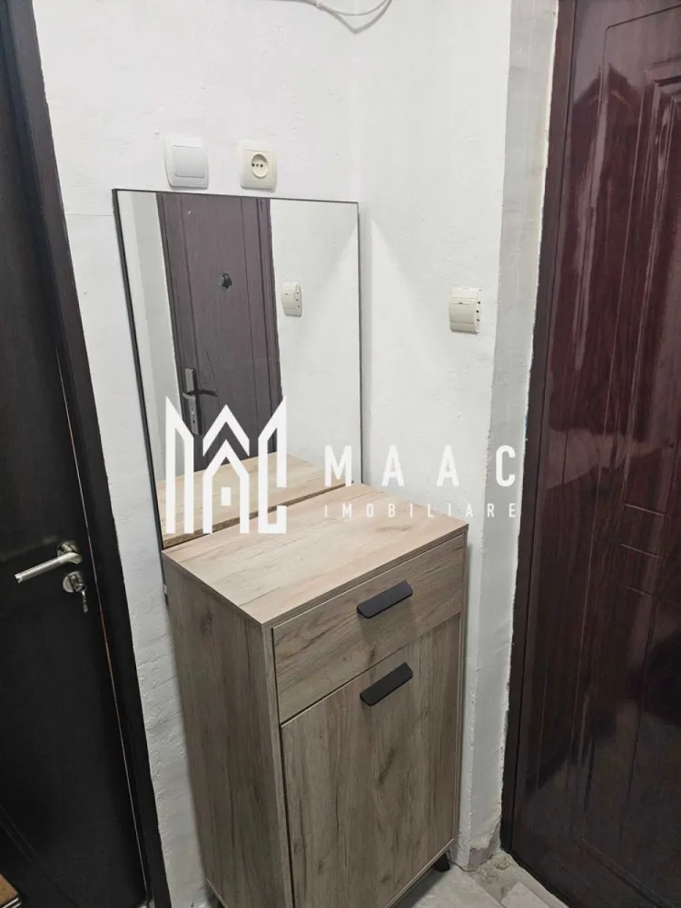 Apartament 1 Camera I Etaj 1 I Decomandat I Terezian - Se oferă spre vânzare o garsonieră practică și bine poziționată, cu o suprafață utilă de 24 mp, situată la etajul 1, ideală pentru locuit sau investiție. Detalii principale: suprafață utilă: 24 mp compartimentare: decomandată etaj: 1 locuibilă, necesită ușoare renovări Compartimentare: cameră luminoasă bucătărie separată baie hol Avantaje: locație foarte bună, cu acces rapid la facilități aproape de centre comerciale, magazine și supermarketuri transport în comun la îndemână parcuri, cafenele și restaurante în apropiere școli și unități medicale la distanță mică ✔ Ideal pentru o persoană sau un cuplu ✔ Potrivit pentru investiție (închiriere rapidă) ✔ Costuri reduse de întreținere Garsoniera reprezintă o oportunitate bună pentru cei care caută un spațiu accesibil, ce poate fi personalizat după propriul gust. Pentru informati si vizionari: CP2996601 }}