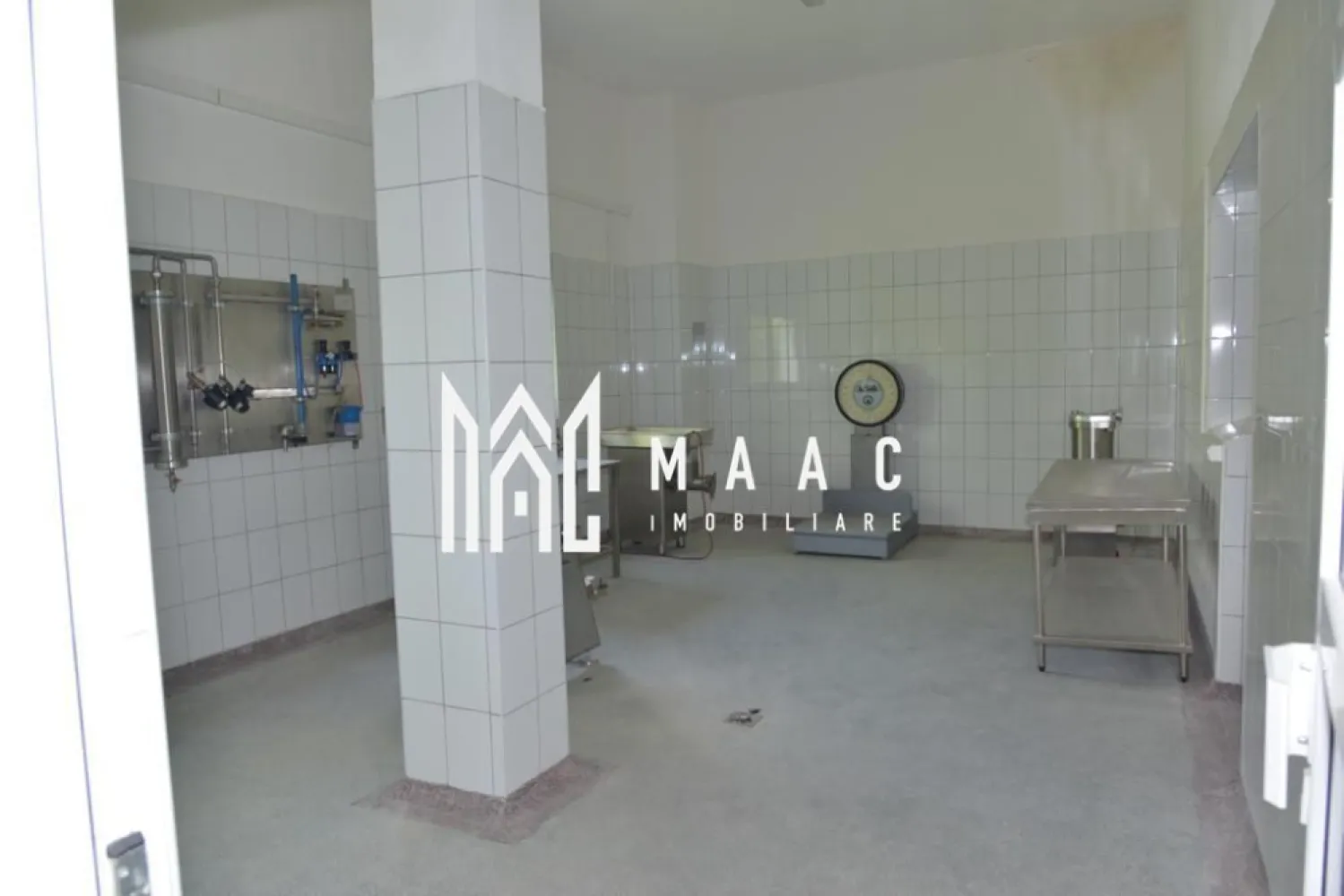 Cladire | Spatiu Industrial | de vanzare Judetul Sibiu - Agentia Imobiliara Maac va propune spre vanzare cladire pretabila pentru diverse activitati comericala compusa din D+P+E+M situata in Judetul Sibiu. Imobilul dispune de o suprafață utilă de aproximativ 2000 mp, distribuită pe 4 niveluri, oferind un spațiu generos și flexibil, adaptabil unei game variate de activități: producție, depozitare, logistică, showroom sau spații comerciale. Unul dintre principalele avantaje ale proprietății este posibilitatea de compartimentare și configurare în funcție de cerințele viitorului proprietar sau ale activității desfășurate. Clădirea are un istoric solid, în trecut funcționând ca fabrică de producție lactate, fiind astfel potrivită inclusiv pentru activități din domeniul alimentar sau industrial. Datorită structurii și suprafeței generoase, proprietatea reprezintă o oportunitate excelentă de investiție, oferind multiple posibilități de dezvoltare și adaptare în funcție de nevoile specifice ale afacerii. Pentru mai multe detalii CP2996734 la telefon }}