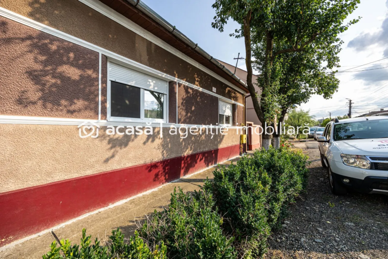 O casă în Grădiște, cu grădină proprie - teren 316 mp - În cartierul Grădiște, pe strada Mitropolit Antim Ivireanul, te așteaptă o casă cu 316 mp teren – genul de proprietate care îți oferă liniște, dar și acces rapid la tot ce contează în oraș. 💶 Preț nou: 106.000 € (de la 113.000 €) ✅ Comision 0% 🏠 2 camere spațioase 🏡 Antreu + bucătărie închisă 🛁 Baie 🔥 Centrală termică proprie 🍃 Grădină privată 316 mp 🧱 Pivniță 🛋️ Mobilată și utilată 🔨 Necesită renovare – perfectă pentru a o personaliza exact cum îți dorești 📍 Zonă liniștită, comunitate stabilă, aproape de magazine, școli și transport public. 👉 Programează o vizionare și vezi potențialul dincolo de ziduri. 📞 Mihai Molnar – 0761 899 230 Ai o proprietate în Arad și vrei să știi cât valorează? Sună-mă pentru o evaluare gratuită. Nu ai toți banii? Găsim împreună cea mai bună soluție de finanțare – serviciu gratuit. 🏢 ACASĂ | Agenție imobiliară Arad 📍 Bulevardul Decebal 2, Arad 310133 }}
