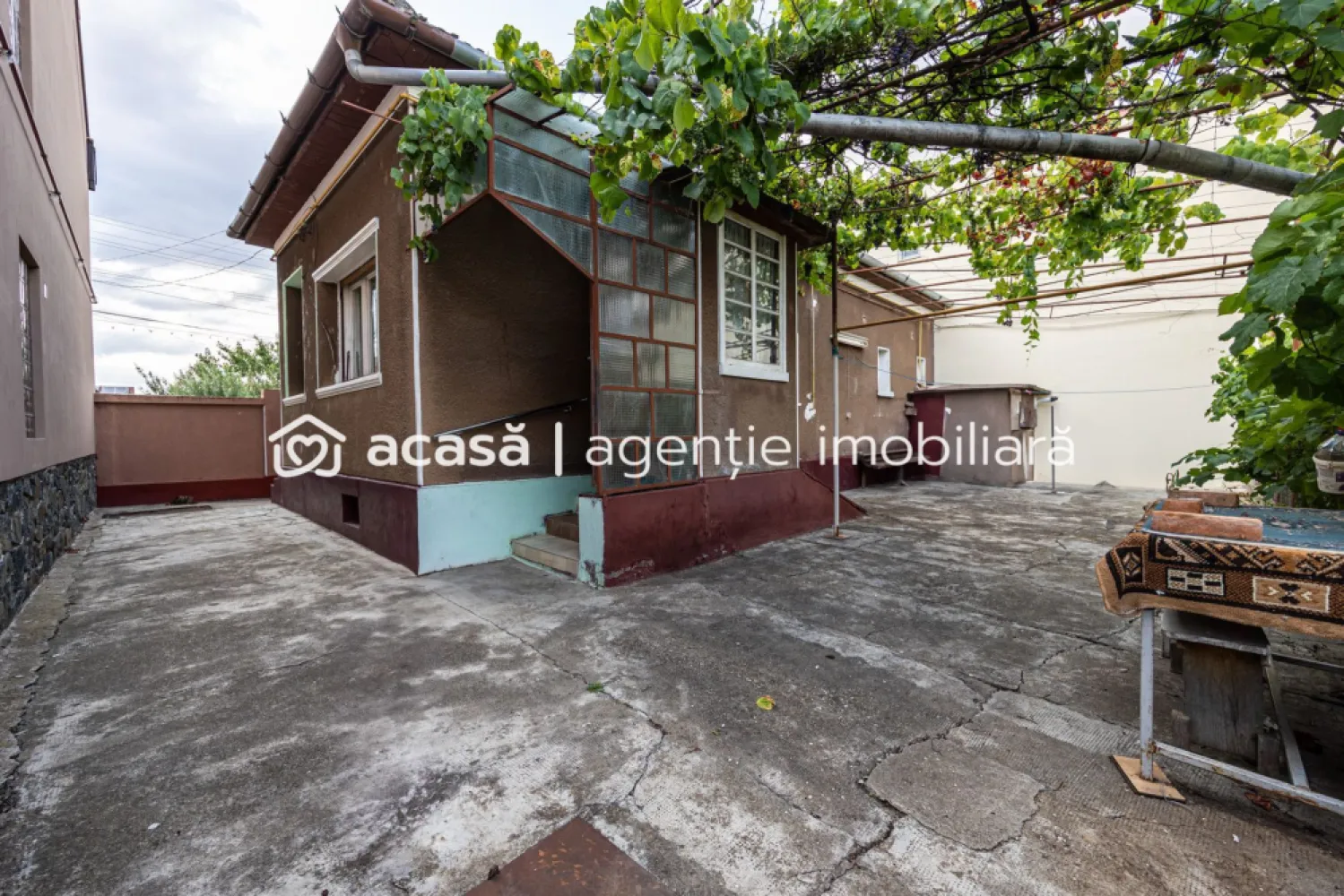 O casă în Grădiște, cu grădină proprie - teren 316 mp - În cartierul Grădiște, pe strada Mitropolit Antim Ivireanul, te așteaptă o casă cu 316 mp teren – genul de proprietate care îți oferă liniște, dar și acces rapid la tot ce contează în oraș. 💶 Preț nou: 106.000 € (de la 113.000 €) ✅ Comision 0% 🏠 2 camere spațioase 🏡 Antreu + bucătărie închisă 🛁 Baie 🔥 Centrală termică proprie 🍃 Grădină privată 316 mp 🧱 Pivniță 🛋️ Mobilată și utilată 🔨 Necesită renovare – perfectă pentru a o personaliza exact cum îți dorești 📍 Zonă liniștită, comunitate stabilă, aproape de magazine, școli și transport public. 👉 Programează o vizionare și vezi potențialul dincolo de ziduri. 📞 Mihai Molnar – 0761 899 230 Ai o proprietate în Arad și vrei să știi cât valorează? Sună-mă pentru o evaluare gratuită. Nu ai toți banii? Găsim împreună cea mai bună soluție de finanțare – serviciu gratuit. 🏢 ACASĂ | Agenție imobiliară Arad 📍 Bulevardul Decebal 2, Arad 310133 }}