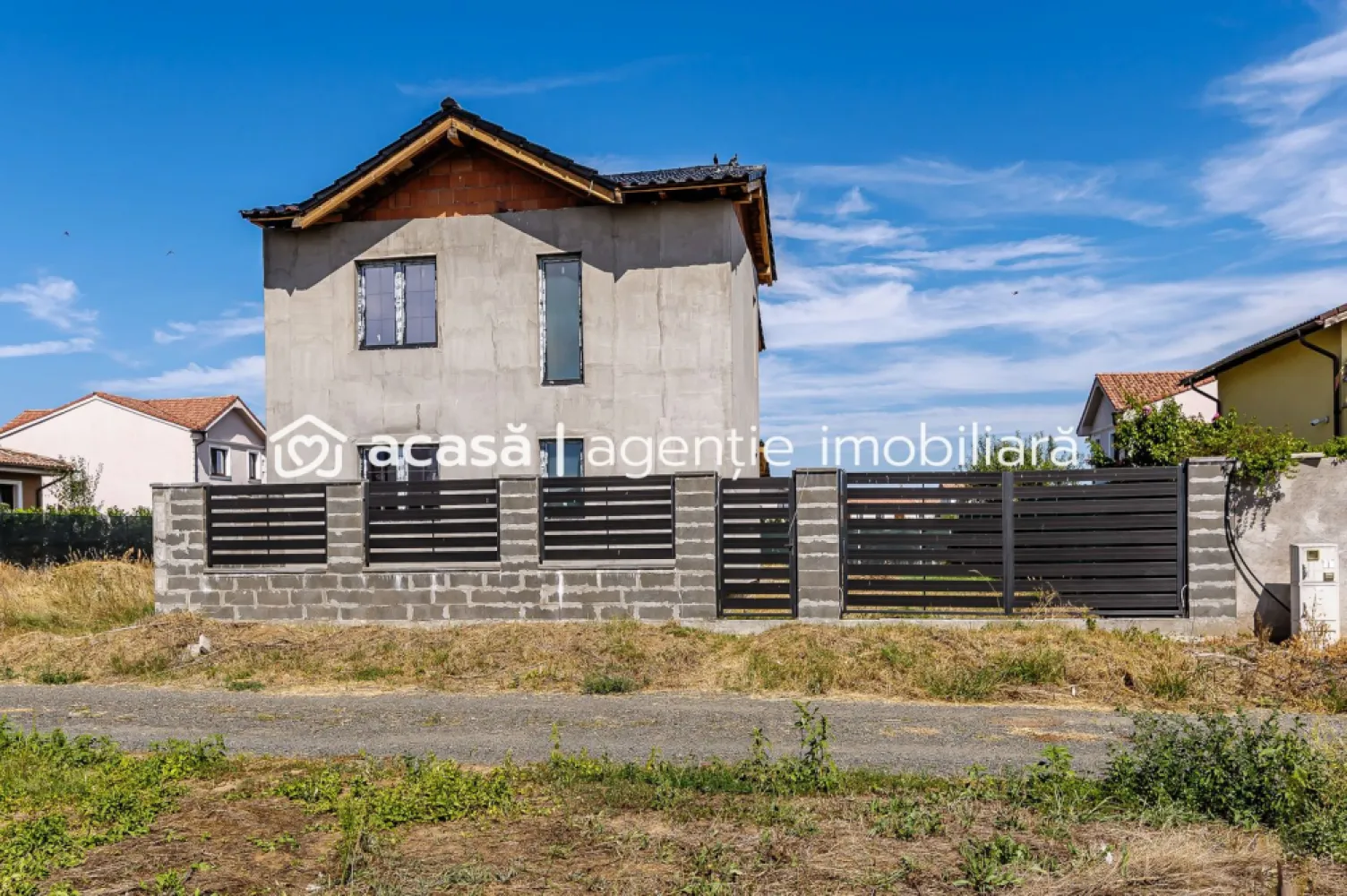 Casă nouă, parțial finalizată – Str. Constituției, Aradul Nou - Cauți o casă nouă, într-un cartier foarte bun, pe care să o termini exact pe gustul tău? Această proprietate din Aradul Nou îți oferă fix combinația asta: locație premium, construcție solidă și potențial mare de personalizare și extindere. Situată într-una dintre cele mai apreciate zone de case din Arad, proprietatea oferă: acces rapid la puncte de interes ale orașului; proximitate față de zone comerciale, școli, transport public și artere principale; cartier în continuă dezvoltare, foarte căutat pentru locuire. Date tehnice: Teren: 419 mp Deschidere la stradă: 12 m – ideală pentru acces auto, garaj, alei, spațiu verde Amprentă la sol: 85 mp Suprafață utilă: 145 mp Detalii construcție: Construcție nouă (2020) Realizată din cărămidă Acoperiș din țiglă – durabil și estetic Stadiu: parțial finalizată – îți permite să alegi finisajele și să creezi interiorul pe stilul tău Posibilitate de mansardare – excelent pentru spațiu suplimentar (dormitoare, birou, zonă hobby, loc de joacă etc.) Compartimentare gândită pentru confort: 4 camere; 3 dormitoare; 2 băi cu geam – lumină naturală și ventilație; bucătărie; terasă – perfectă pentru relaxare în aer liber; curte cu potențial de amenajare: grădină, loc de joacă, zonă de barbeque. De ce merită văzută? Zonă excelentă, foarte căutată pentru locuință Casă nouă, cu structură solidă, în care poți alege finisajele Posibilitate reală de extindere prin mansardare Oportunitate bună pentru familii care vor casă cu curte, dar și pentru investitori care văd potențialul zonei. Preț listare: 169.000 EUR / comision zero / telefon: 0761 899 230 / Hai să vorbim! 💳 Nu dispui de toată suma? Te ajutăm gratuit cu finanțarea – îți obținem oferte de la 16 bănci. 🏠 Ai o proprietate de vânzare în Arad și vrei să știi cât valorează cu adevărat? Sună-mă pentru o evaluare gratuită, fără obligații. 📍 Birou: ACASĂ | Agenție imobiliară Arad Bulevardul Decebal 2, Arad 310133 }}