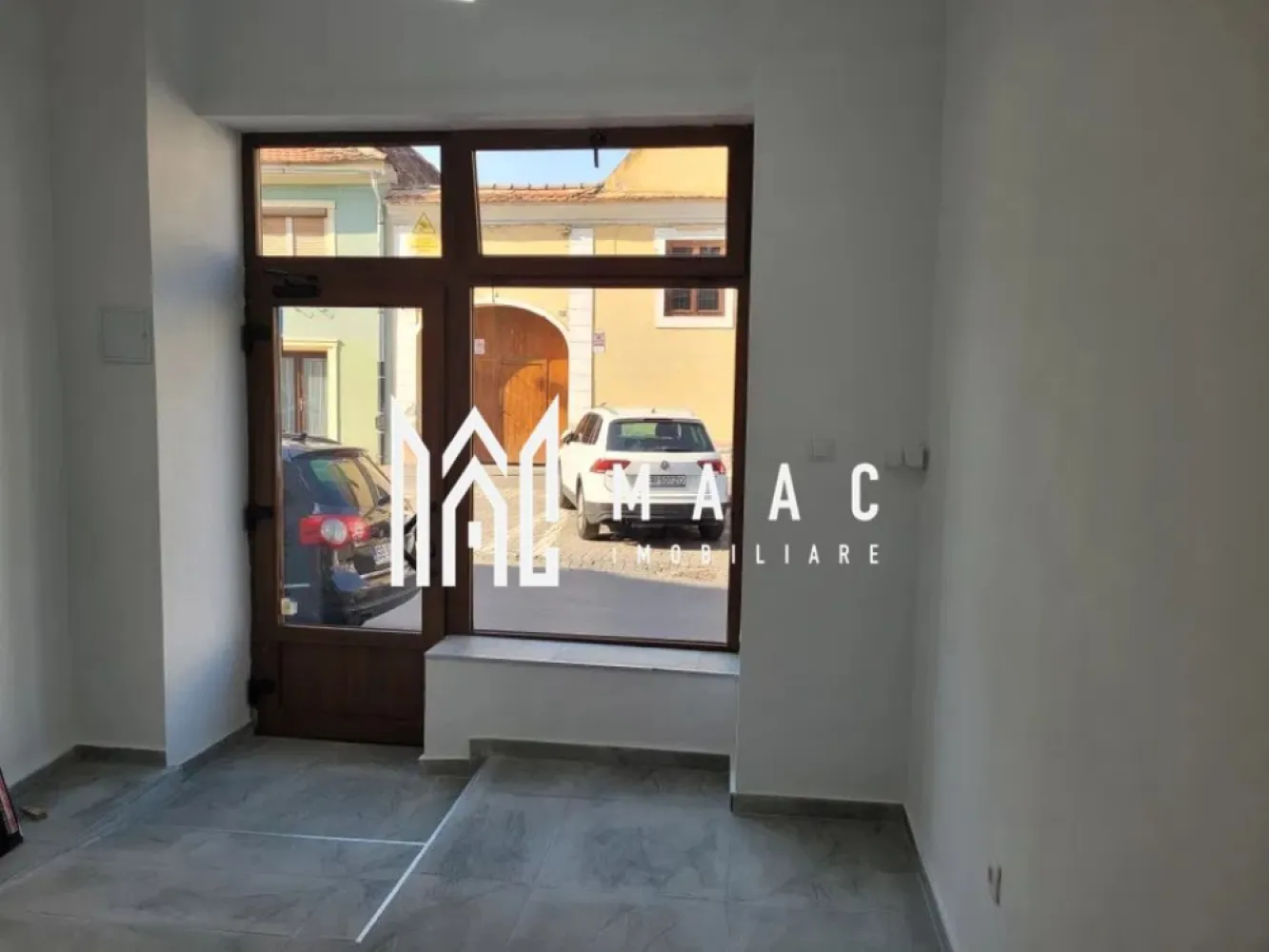 Spatiu comercial | Central | 17 MPU - Maac imobiliare va propune spre inchiriere un spatiu comercial cochet cu o suprafata de 17 MPU, ideal pentru o afacere micuta aflata la inceput de drum. Spatiu beneficiaza de baie cu materiale calitative. Aflat intr-o zona cu trafic intens, spatiu comercial, poate atrage potentiali clienti pentru afacerea ta. Disponibil de la 1 ianuarie 2026 Conditii de inchiriere: Se percepe o garantie in coantumul unei chirii lunare. Pentru mai multe detalii si programarea unei vizionari contactati Maac imobiliare, specificand: CP2815211 }}