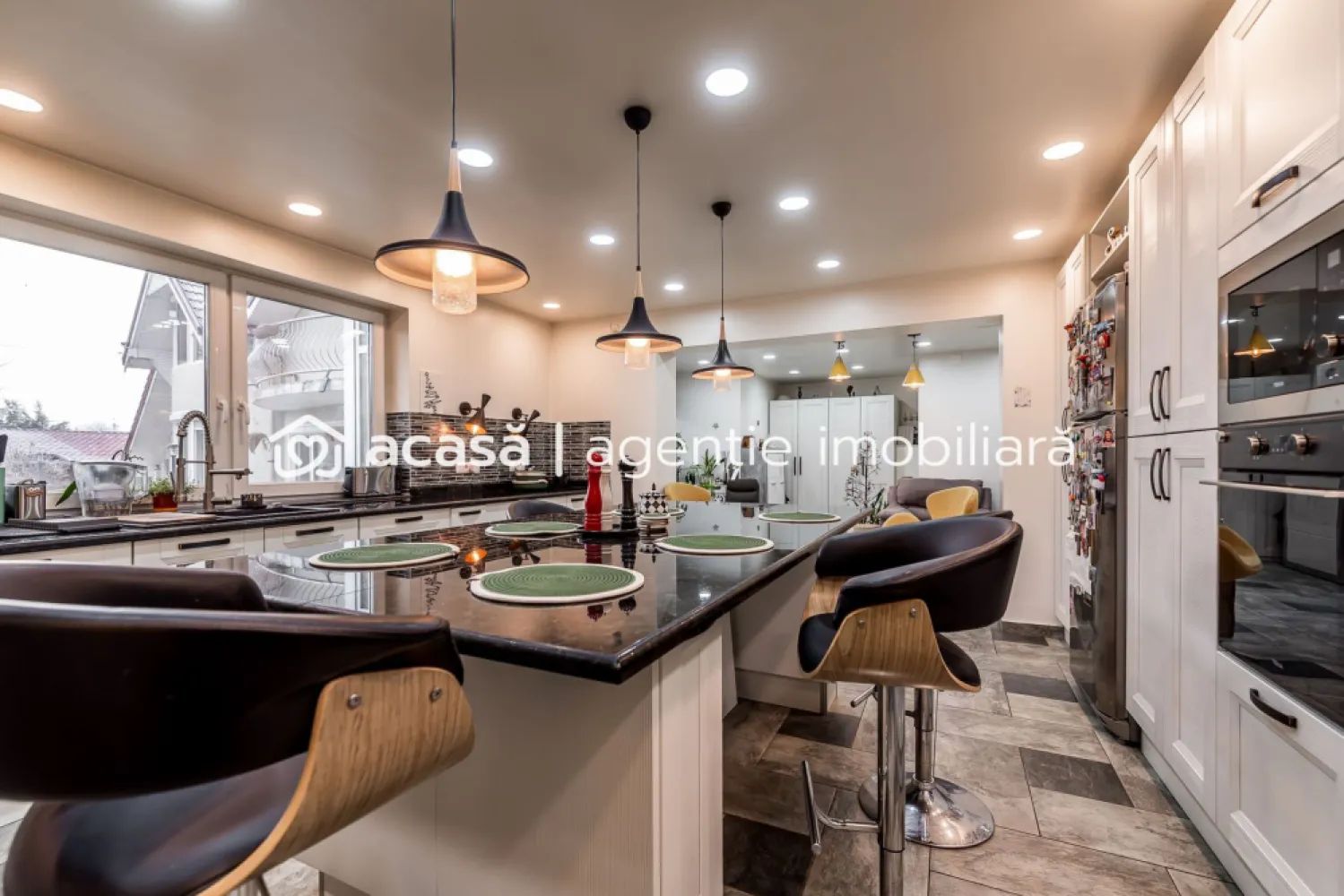 Casă cu 5 camere în Aradul Nou - locul unde linistea devine acasă - Există case frumoase… și există case care te fac să te simți acasă din primul moment. Această proprietate din Aradul Nou, amplasată pe o stradă liniștită, este exact acel loc în care fiecare zi începe și se încheie în armonie. Cu 5 camere spațioase și luminoase, casa oferă libertatea de a-ți crea propriul stil de viață: seri liniștite în familie, dimineți cu lumină naturală din plin, spații care se pot transforma după nevoile tale – birou, cameră de joacă sau refugiu personal. Aproape de tot ce contează, dar suficient de retrasă pentru intimitate: – 3 minute de Lidl – 10 minute de centrul Aradului – școli și transport în comun la îndemână Curtea cochetă, ușor de întreținut, îți oferă acel colț de liniște unde timpul pare să încetinească – locul perfect pentru cafeaua de dimineață sau serile petrecute alături de cei dragi. Aceasta nu este doar o casă. Este un spațiu pentru amintiri, echilibru și un nou început. Preț: 249.000 € | COMISION 0% 📞 Pentru detalii și vizionări: Sebastian Nica – 0722 252 639 Ai o proprietate de vânzare în Arad și vrei să știi cât valorează cu adevărat? Sună-mă pentru o evaluare gratuită, fără obligații. Birou: ACASĂ | Agenție imobiliară Arad Bulevardul Decebal 2, Arad 310133 }}