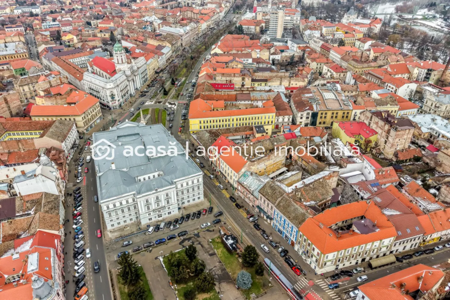 Clădire ultracentrală în Arad – activ imobiliar cu potențial ridicat - Oportunitate rară de achiziție a unei clădiri ultracentrale, situată lângă Teatrul de Stat din Arad, într-o zonă cu cerere constantă pentru spații comerciale, birouri și rezidențial premium. Această proprietate se adresează cumpărătorilor care înțeleg valoarea poziției, dimensiunii și flexibilității într-o zonă consacrată. Date-cheie investiționale: Clădirea NU este încadrată în categoria de monumente istorice! Necesită renovare completă, oferind libertatea de a crea un proiect reprezentativ, adaptat viziunii și standardelor actuale. Teren 1.418 mp Spații comerciale la parter (vizibilitate excelentă) Acces auto în curtea interioară Structură ce permite recompartimentare Posibilitate dezvoltare birouri / apartamente / regim mixt Opțiune strategică de extindere: posibilitate de achiziție a unei parcele alipite de 439 mp, cu acces separat din strada Unirii, crește semnificativ valoarea și flexibilitatea proiectului Ideal pentru: proiect rezidențial premium hub de birouri spații comerciale + rezidențial reconversie turistică / medicală / educațională Preț: 720.000 € | COMISION 0% Pentru detalii și vizionare: Sebastian Nica – 0722 252 639 Nu dispui de toată suma? Te ajutăm noi gratuit! Îți obținem oferte de la 16 bănci. Ai o proprietate de vânzare în Arad și vrei să știi cât valorează cu adevărat? Sună-mă pentru o evaluare gratuită, fără obligații. Birou: ACASĂ | Agenție imobiliară Arad Bulevardul Decebal 2, Arad 310133 }}