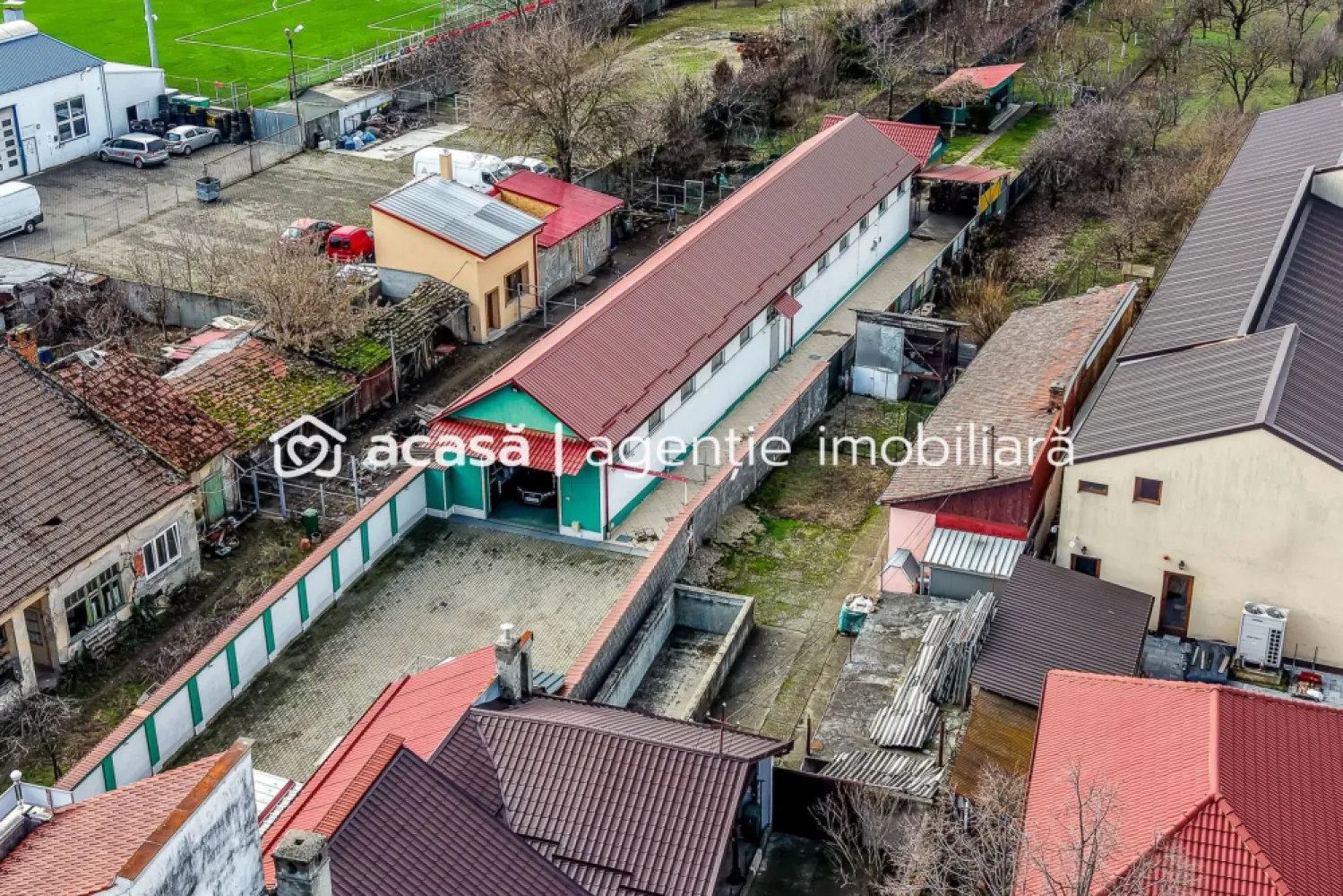 Spațiu comercial, hala, si un penthouse în centrul Aradului Nou - În inima Aradului Nou, într-o zonă cu vad comercial format și trafic constant, se află o proprietate rară pe piață, gândită pentru cei care caută mai mult decât un simplu spațiu comercial: stabilitate, versatilitate și potențial real de dezvoltare. Preț listare: 620.000 € | 0% comision Contact: Sebastian Nica 0722 252 639 Cu o suprafață totală de aproximativ 950 mp, proprietatea oferă o configurație ideală pentru afaceri de familie, producție, depozitare, showroom sau activități mixte. #Hală încălzită, cu acces auto pentru vehicule de până la 7,5 tone, perfectă pentru activități logistice sau comerciale #Apartament tip penthouse la etaj, cu terasă rooftop, ideal pentru locuire, birou de management sau protocol #Casă separată, mai mică, în curte, potrivită pentru personal, închiriere sau spațiu auxiliar #Locuri de parcare chiar în fața spațiului, un avantaj major pentru clienți și parteneri Localizare strategică – centrul Aradului Nou, cu acces facil, vizibilitate excelentă și flux constant de clienți, ceea ce face ca această proprietate să fie o investiție sigură și profitabilă pe termen lung. Aceasta este o proprietate care lucrează pentru tine – fie că îți dorești să-ți dezvolți propria afacere, fie că vizezi un activ imobiliar solid, cu multiple surse de venit. 📞 Pentru informații suplimentare și programarea unei vizionări: Sebastian Nica – 0722 252 639 Documentație disponibilă la cerere pentru investitori calificați. Nu dispui de toată suma? Te ajutăm noi gratuit! Îți obținem oferte de la 16 bănci. Ai o proprietate de vânzare în Arad și vrei să știi cât valorează cu adevărat? Sună-mă pentru o evaluare gratuită, fără obligații. Birou: ACASĂ | Agenție imobiliară Arad Bulevardul Decebal 2, Arad 310133 }}