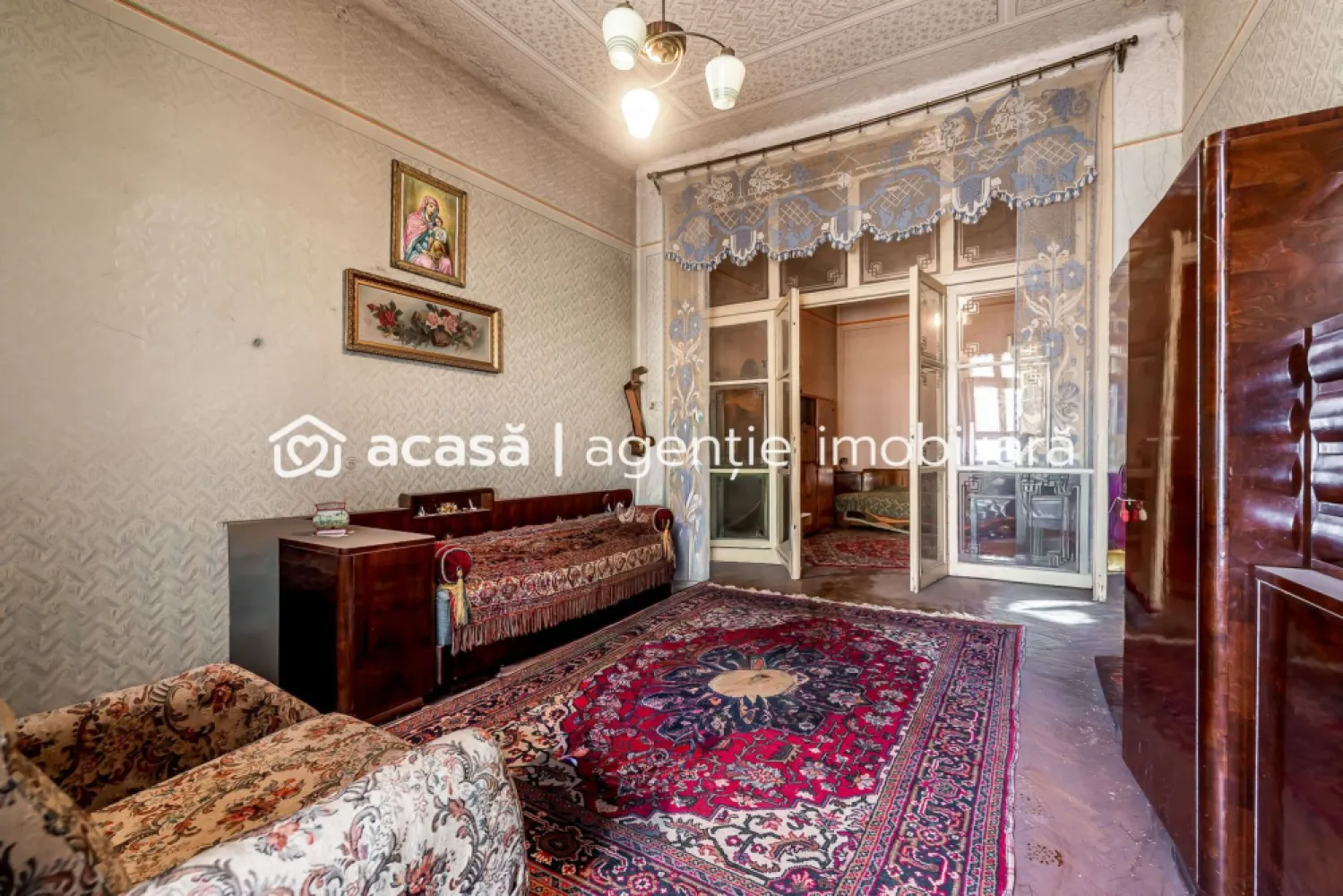 Apartament 2 camere + living – Ultracentral, str. Lucian Blaga - Preț: 80.000 EUR | Comision 0% 113 mp utili | Parter înalt Vă prezint un apartament amplu, situat pe strada Lucian Blaga, într-o zonă ultracentrală cu acces rapid către principalele puncte de interes ale orașului. Proprietatea se află la parterul înalt al unui imobil solid, iar suprafața utilă de 113 mp permite configurarea unui spațiu adaptat atât locuirii, cât și activităților profesionale. Interiorul este format din două camere, un living generos, antreu, baie și bucătărie. Spațiul necesită renovare completă, ceea ce oferă libertatea de a-l reamenaja integral, în funcție de stilul și nevoile viitorului proprietar. Camerele sunt mari, cu proporții specifice clădirilor istorice, iar holul central poate fi reorganizat pentru a eficientiza circulația sau pentru a crea zone suplimentare de depozitare. Parterul înalt oferă un nivel bun de intimitate și siguranță, fără dezavantajele parterelor clasice. Strada Lucian Blaga este cunoscută pentru poziționarea sa echilibrată: suficient de aproape de centrul orașului pentru a avea acces rapid la transport, magazine, școli și zone verzi, dar în același timp ferită de aglomerația arterelor principale. Este o proprietate potrivită pentru cei care caută suprafețe mari, flexibilitate în amenajare și un amplasament central cu potențial pe termen lung. 📞 Pentru detalii sau programarea unei vizionări: Mihai Molnar – 0761 899 230 (telefon / WhatsApp) 💳 Dacă ai nevoie de finanțare, îți pot obține gratuit oferte de la 16 bănci. 🏡 Ai o proprietate de vânzare în Arad? Îți ofer o evaluare gratuită, fără obligații. 🏢 ACASĂ | Agenție imobiliară Arad Bulevardul Decebal 2, Arad 310133 }}