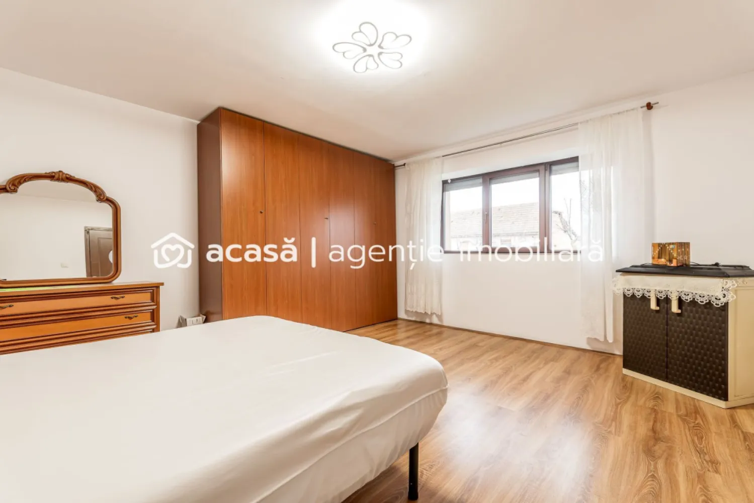 Casă în Vinga – restaurată Integral 2025 | 3 camere | teren generos - Vă propunem spre vânzare o proprietate cu un caracter aparte, situată în Vinga, la 20 de minute de Arad, ideală pentru familiile care doresc să se relocheze într-o zonă liniștită sau pentru cei care caută o casă de vacanță impecabilă. RESTAURARE COMPLETĂ (2025): Nu este o simplă renovare, ci o restaurare integrală realizată de profesioniști. Totul este nou: de la acoperiș și geamuri termopan, până la finisajele interioare. CONFORT TERMIC NATURAL: Construită pe o structură solidă din văiugă și izolată la exterior cu polistiren, casa oferă un microclimat incredibil: răcoare naturală vara și căldură eficientă iarna. Facturi minime, confort maxim! COMPARTIMENTARE "STIL NEMȚESC": Cele 3 camere sunt spațioase, luminoase și decomandate de un hol central generos, oferind intimitate fiecărui membru al familiei. TEREN GENEROS: Curtea îți oferă libertatea pe care nu o vei avea niciodată la bloc – spațiu pentru grădină, loc de joacă pentru copii sau o zonă de grătar cu prietenii. TOATE UTILITĂȚILE: Proprietatea beneficiază de branșament la curent, iar gazul și apa sunt la a limita de proprietate, asigurând un stil de viață modern și confortabil. Detalii tehnice pe scurt: Număr camere: 3 (decomandate) Stadiu: restaurată integral 2025 Dotări: acoperiș nou, geamuri termopan, izolație exterioară Locație: vecinătatea Aradului (acces rapid spre oraș) // 20 minute Preț: 94.000 Euro / / Comision: 0% pentru cumpărător Oportunitate de investiție: Proprietatea are un potențial uriaș și pentru închiriere în regim de weekend, fiind o alternativă extrem de căutată pentru relaxare. Nu rata șansa de a achiziționa o casă cu suflet, unde fiecare detaliu a fost pregătit pentru noul proprietar! 📞 Programează o vizionare acum: Sebastian Nica – 0722 252 639 Nu dispui de toată suma? Te ajutăm noi gratuit! Îți obținem oferte de la 16 bănci. Ai o proprietate de vânzare în Arad și vrei să știi cât valorează cu adevărat? Sună-mă pentru o evaluare gratuită, fără obligații. Birou: ACASĂ | Agenție imobiliară Arad Bulevardul Decebal 2, Arad 310133 }}