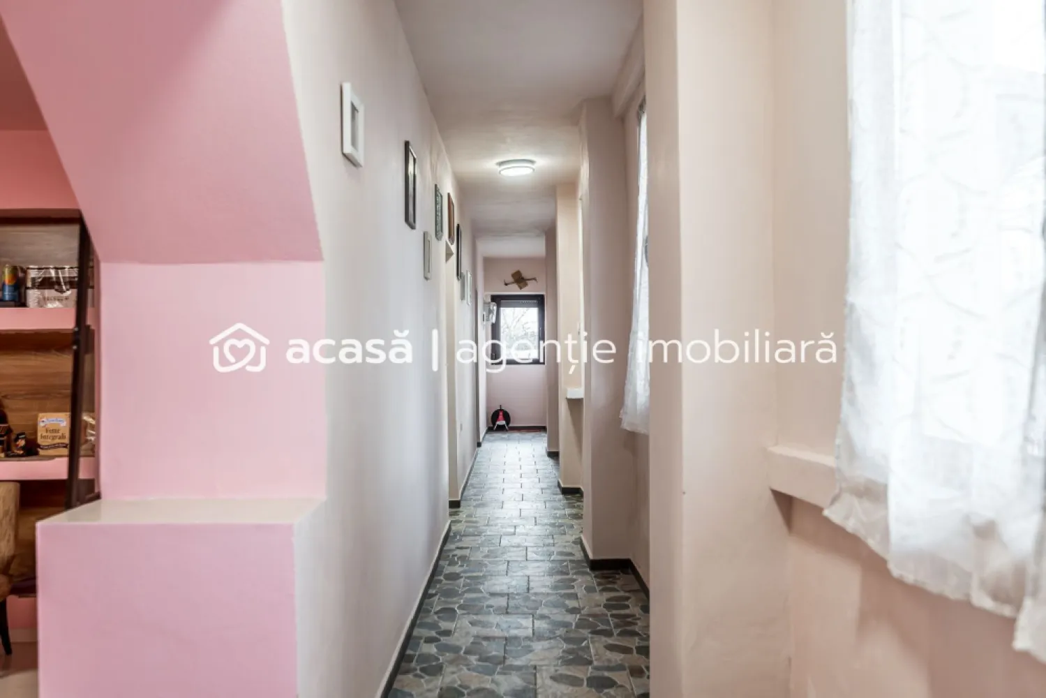 Casă în Vinga – restaurată Integral 2025 | 3 camere | teren generos - Vă propunem spre vânzare o proprietate cu un caracter aparte, situată în Vinga, la 20 de minute de Arad, ideală pentru familiile care doresc să se relocheze într-o zonă liniștită sau pentru cei care caută o casă de vacanță impecabilă. RESTAURARE COMPLETĂ (2025): Nu este o simplă renovare, ci o restaurare integrală realizată de profesioniști. Totul este nou: de la acoperiș și geamuri termopan, până la finisajele interioare. CONFORT TERMIC NATURAL: Construită pe o structură solidă din văiugă și izolată la exterior cu polistiren, casa oferă un microclimat incredibil: răcoare naturală vara și căldură eficientă iarna. Facturi minime, confort maxim! COMPARTIMENTARE "STIL NEMȚESC": Cele 3 camere sunt spațioase, luminoase și decomandate de un hol central generos, oferind intimitate fiecărui membru al familiei. TEREN GENEROS: Curtea îți oferă libertatea pe care nu o vei avea niciodată la bloc – spațiu pentru grădină, loc de joacă pentru copii sau o zonă de grătar cu prietenii. TOATE UTILITĂȚILE: Proprietatea beneficiază de branșament la curent, iar gazul și apa sunt la a limita de proprietate, asigurând un stil de viață modern și confortabil. Detalii tehnice pe scurt: Număr camere: 3 (decomandate) Stadiu: restaurată integral 2025 Dotări: acoperiș nou, geamuri termopan, izolație exterioară Locație: vecinătatea Aradului (acces rapid spre oraș) // 20 minute Preț: 94.000 Euro / / Comision: 0% pentru cumpărător Oportunitate de investiție: Proprietatea are un potențial uriaș și pentru închiriere în regim de weekend, fiind o alternativă extrem de căutată pentru relaxare. Nu rata șansa de a achiziționa o casă cu suflet, unde fiecare detaliu a fost pregătit pentru noul proprietar! 📞 Programează o vizionare acum: Sebastian Nica – 0722 252 639 Nu dispui de toată suma? Te ajutăm noi gratuit! Îți obținem oferte de la 16 bănci. Ai o proprietate de vânzare în Arad și vrei să știi cât valorează cu adevărat? Sună-mă pentru o evaluare gratuită, fără obligații. Birou: ACASĂ | Agenție imobiliară Arad Bulevardul Decebal 2, Arad 310133 }}