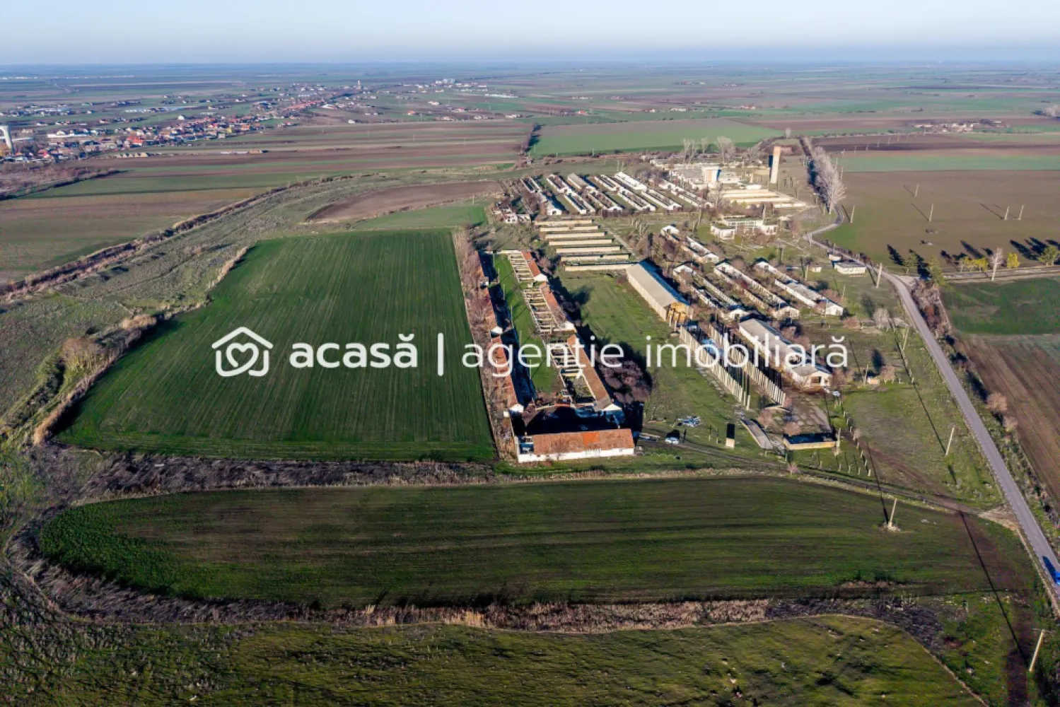 NĂDLAC | Teren 1.15 HA lângă Autostradă | 2.500mp Hale - Locație strategică pentru afacerea ta, la poarta de ieșire spre Europa! Această proprietate de peste 1 hectar, dotată cu hale și curent trifazic, oferă acces imediat la Autostrada E68 și DN7, fiind soluția ideală pentru un hub logistic sau o unitate de producție. Vă oferim spre vânzare o proprietate cu potențial investițional ridicat, situată strategic în Nădlac, la intersecția principalelor fluxuri de transport internațional. Cu o configurație versatilă (teren generos + clădiri existente), acest activ imobiliar este pregătit să susțină operațiuni comerciale, industriale sau de depozitare la scară mare. Date-cheie ale proprietății: Suprafață teren: 11.467 mp (1.15 Hectare) – teren plan, cu acces facil. Construcții: aproximativ 2.500 mp suprafață construită (hale/anexe), oferind un avantaj imens în termeni de costuri de pornire. Locație: lângă DN7 și nodul de urcare pe Autostrada E68 (A1), în imediata proximitate a frontierei cu Ungaria. Utilități și Facilități: Energie electrică: curent trifazic cu putere instalată de 35 kW. Apă: sursă proprie prin foraj la 45 m adâncime. Acces: drum facil proiectat pentru vehicule de mare tonaj (TIR). Context: vecinătatea cu un parc fotovoltaic subliniază potențialul energetic și industrial al zonei. Destinații recomandate: Logistică & depozitare: hub de tranzit pentru mărfuri internaționale. Unitate de producție: spații pretabile pentru diverse activități industriale. Agro-business: centru de colectare sau depozitare utilaje. Parcare camioane / service: datorită proximității de vamă și autostradă. Preț de vânzare: 180.000 € | Comision 0% pentru cumpărător Proprietatea reprezintă un pachet complet: teren, utilități și clădiri, într-una dintre cele mai dinamice zone economice de graniță din România. 📞 Contactați-mă pentru detalii tehnice și vizionări: Sebastian Nica – 0722 252 639 }}