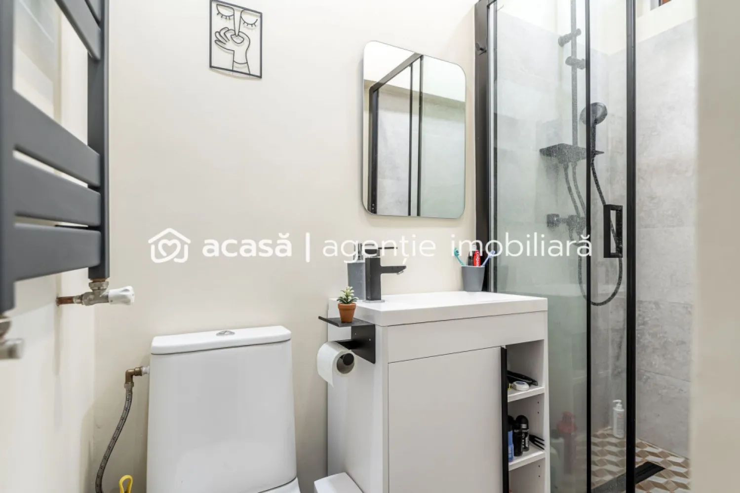 89.900 € | 2 camere | Ultracentral | etaj 1 din 2 | renovat - Apartament 2 camere – Ultracentral | Etaj 1/2 📐 61 mp utili • 2 camere + bucătărie + baie • hol mansardat pentru depozitare suplimentară • se vinde mobilat și utilat (inclusiv mașină de spălat vase) • bonus rar în centru: depozitare la etaj + boxă la subsol ✅ Detalii care îți dau confort și siguranță: • clădire cu fațadă și acoperiș renovate în 2025 • instalație electrică nouă, siguranțe separate • centrală proprie + țevi de cupru • ferestre termopan • sistem de supraveghere video 📍 Ultracentral = acces imediat la transport public, instituții, restaurante, zone pietonale și servicii esențiale. Ideal pentru locuit sau investiție (cerere constantă în zonă). 💶 Preț repoziționat: 89.900 € 🚫 Comision 0% 📞 Pentru detalii și vizionare: Mihai Molnar – 0761 899 230 (telefon/WhatsApp) 💳 Finanțare: oferte gratuite de la 16 bănci 🏡 Evaluare gratuită dacă vinzi în Arad 🏢 ACASĂ | Bd. Decebal 2, Arad }}