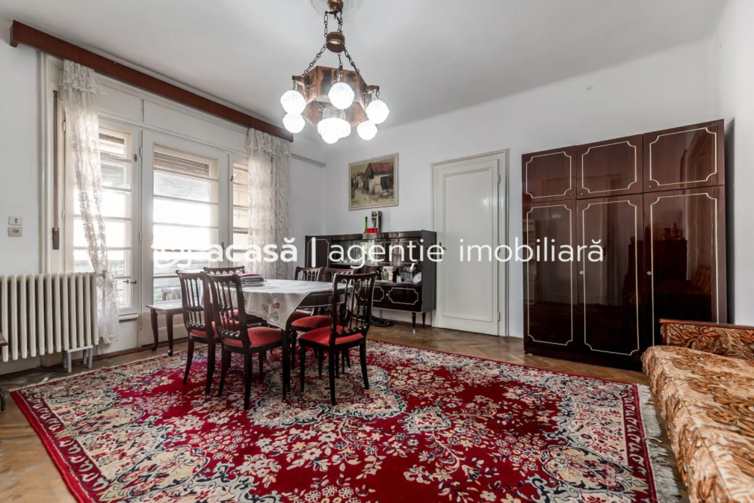 Etaj întreg vis-à-vis de Tribunalul Arad | 269 mp | Demisol privat - Vă propunem spre achiziție o proprietate situată într-o clădire exclusivistă de tip P+2, cu doar 3 apartamente (un singur locatar pe fiecare nivel). Această reședință ocupă în totalitate etajul 2, oferind o intimitate absolută și este poziționată strategic vis-à-vis de Tribunalul Arad, în imediata proximitate a Parcului Eminescu, a Primăriei și a falezei Mureșului. DETALII APARTAMENT Cu o suprafață construită de 269 mp și o suprafață utilă de 136 mp, apartamentul impresionează prin volume generoase și o compartimentare rafinată: Zona de zi: Living spațios, scăldat în lumină naturală, cu vedere spre Parcul Eminescu și Biserica Roșie. Zona de noapte: 2 dormitoare mari, oferind liniștea necesară unei reședințe de top. Bucătărie separată, cămară de alimente, birou și balcon. Terasa privată: orientată spre curtea interioară este o oază de liniște în centrul administrativ al orașului. ACTIVE EXTRA: Demisol Multifuncțional (41 mp) Proprietatea include un spațiu util la demisol, compus din 2 camere și baie proprie. Acesta reprezintă un avantaj strategic major, putând fi utilizat ca: Birou de consultanță / Cabinet de avocatură / Arhivă privată securizată. LOCALIZARE ȘI PUNCTE DE REPER Poziționarea valoroasă vis-à-vis de Tribunalul Arad – eficiență maximă pentru profesioniștii din domeniu. Parcul Eminescu & Biserica Roșie – repere culturale și spații verzi chiar în fața clădirii. Primăria Arad – la doar 3 minute de mers pe jos. Malul Mureșului – acces imediat la zona de relaxare și promenadă. Raritate: Clădirile cu un singur apartament pe nivel sunt extrem de greu de găsit în zona ultracentrală. Versatilitate: Combinația ideală între reședință de lux și sediu de business prestigios. Liniște: Deși este în punctul zero, orientarea terasei spre curte oferă un confort acustic rar. Pentru a descoperi potențialul complet al acestei proprietăți, vă invit la o vizionare. 📞 Sebastian Nica – 0722 252 639 ACASĂ | Consultanță Imobiliară Arad }}