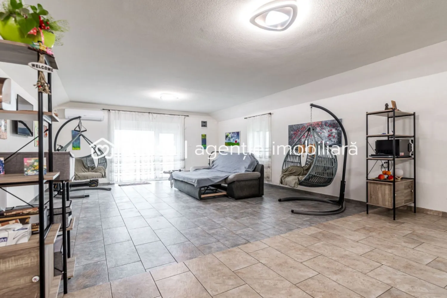 Casă modernă (2021) – Priveliște panoramică spre Lunca Mureșului - Cauți echilibrul perfect între confortul unei construcții noi și liniștea deplină a naturii? Această proprietate deosebită, situată la limita Rezervației Naturale Lunca Mureșului, reprezintă o oportunitate rară pe piața imobiliară din proximitatea Aradului. Amplasată strategic la capătul străzii, casa oferă un grad maxim de intimitate, fiind ferită de trafic și zgomot, având ca „vecin” direct doar peisajul superb al luncii. Construită în 2021, locuința este dispusă pe un singur nivel (parter), oferind o accesibilitate excelentă și un flux interior optimizat: Suprafață: 3 camere decomandate, spațioase și luminoase. Sistem de încălzire în pardoseală pentru o distribuție uniformă a căldurii și costuri optimizate. Performanță energetică ridicată datorită izolației interioare și exterioare de calitate. Finisaje moderne, gata pentru mutare imediată. De ce să alegi această proprietate? Locație de vis: trezește-te în fiecare dimineață cu o priveliște spectaculoasă pe care nicio altă zonă rezidențială aglomerată nu o poate oferi. Fiind ultima casă de pe stradă, beneficiezi de un regim de înălțime mic în zonă și zero vecini în dreptul vederii principale. Tehnologia construcției din 2021 asigură un ambient plăcut atât vara, cât și iarna, cu un consum minim de energie. Aceasta nu este doar o casă, ci un stil de viață pentru o familie care prețuiește natura fără a renunța la facilitățile moderne. 📍 Locație: Frumușeni 📞 Contact: Sebastian Nica – 0722 252 639 Nu dispui de toată suma? Te ajutăm noi gratuit! Îți obținem oferte de la 16 bănci. Ai o proprietate de vânzare în Arad și vrei să știi cât valorează cu adevărat? Sună-mă pentru o evaluare gratuită, fără obligații. Birou: ACASĂ | Agenție imobiliară Arad Bulevardul Decebal 2, Arad 310133 }}