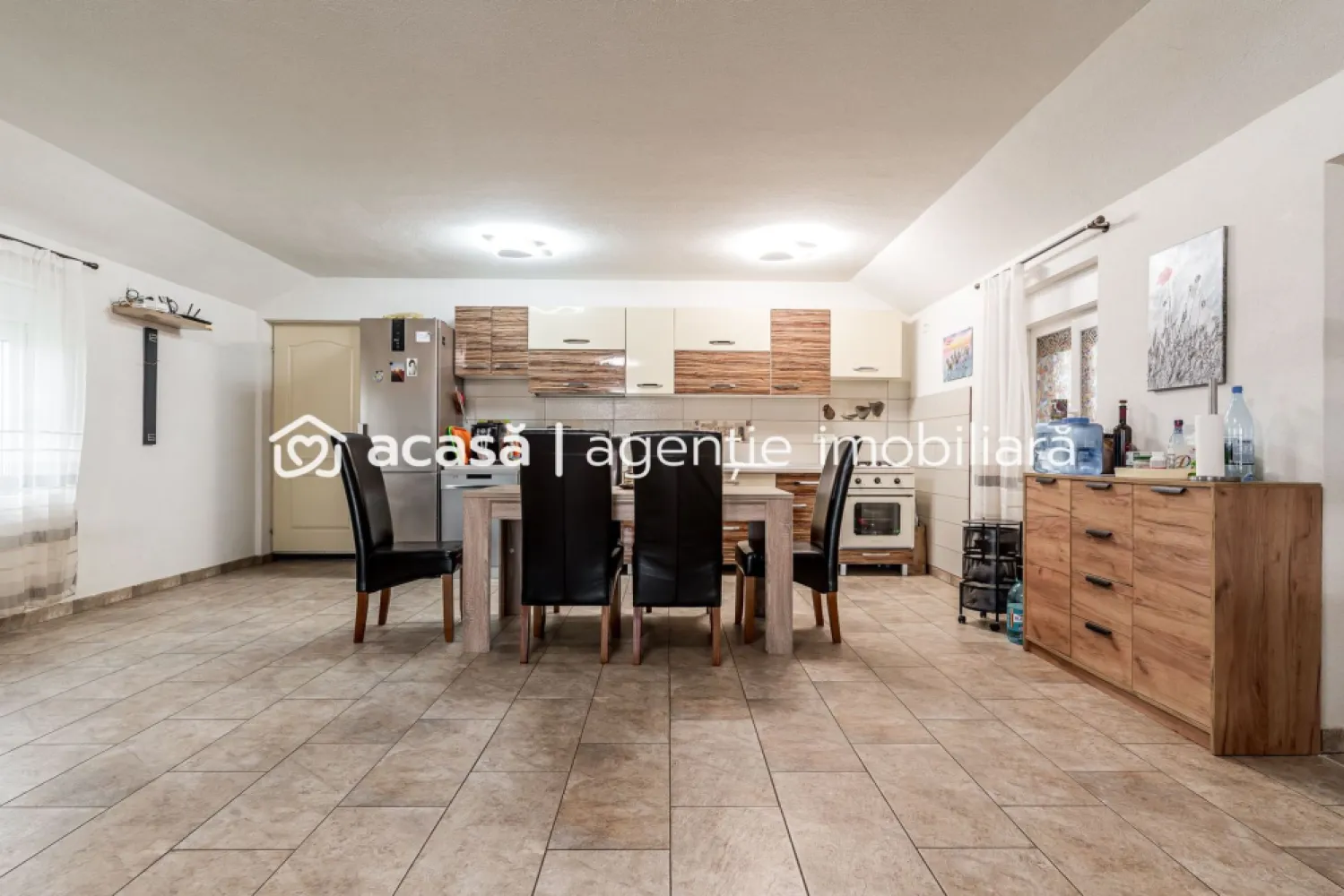 Casă modernă (2021) – Priveliște panoramică spre Lunca Mureșului - Cauți echilibrul perfect între confortul unei construcții noi și liniștea deplină a naturii? Această proprietate deosebită, situată la limita Rezervației Naturale Lunca Mureșului, reprezintă o oportunitate rară pe piața imobiliară din proximitatea Aradului. Amplasată strategic la capătul străzii, casa oferă un grad maxim de intimitate, fiind ferită de trafic și zgomot, având ca „vecin” direct doar peisajul superb al luncii. Construită în 2021, locuința este dispusă pe un singur nivel (parter), oferind o accesibilitate excelentă și un flux interior optimizat: Suprafață: 3 camere decomandate, spațioase și luminoase. Sistem de încălzire în pardoseală pentru o distribuție uniformă a căldurii și costuri optimizate. Performanță energetică ridicată datorită izolației interioare și exterioare de calitate. Finisaje moderne, gata pentru mutare imediată. De ce să alegi această proprietate? Locație de vis: trezește-te în fiecare dimineață cu o priveliște spectaculoasă pe care nicio altă zonă rezidențială aglomerată nu o poate oferi. Fiind ultima casă de pe stradă, beneficiezi de un regim de înălțime mic în zonă și zero vecini în dreptul vederii principale. Tehnologia construcției din 2021 asigură un ambient plăcut atât vara, cât și iarna, cu un consum minim de energie. Aceasta nu este doar o casă, ci un stil de viață pentru o familie care prețuiește natura fără a renunța la facilitățile moderne. 📍 Locație: Frumușeni 📞 Contact: Sebastian Nica – 0722 252 639 Nu dispui de toată suma? Te ajutăm noi gratuit! Îți obținem oferte de la 16 bănci. Ai o proprietate de vânzare în Arad și vrei să știi cât valorează cu adevărat? Sună-mă pentru o evaluare gratuită, fără obligații. Birou: ACASĂ | Agenție imobiliară Arad Bulevardul Decebal 2, Arad 310133 }}