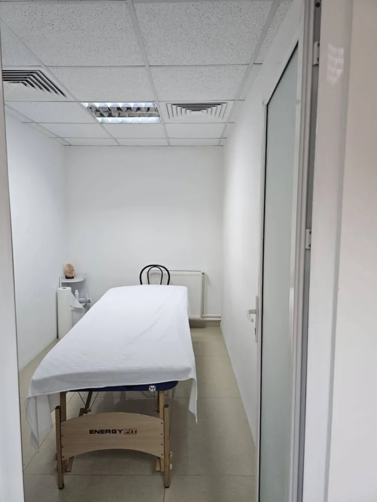 Spațiu comercial de vânzare – Complex Vega, strada Tecuci - Vă oferim oportunitatea de a achiziționa un spațiu comercial situat în zona IC FRIMU, lângă complexul Central Park, o locație excelentă pentru afacerea dumneavoastră! Detalii proprietate: Locație: IC FRIMU, lângă Complex Central Park Suprafață totală: 97 mp Compartimentare: 4 încăperi separate, 2 intrări, 2 grupuri sanitare Construcție: din 2010, bine întreținută, ușor adaptabilă pentru diverse activități Acces: Facil și securizat, intrare în complex securizată, zonă ușor de identificat Potrivit pentru: Cabinete medicale (de exemplu, stomatologie) și alte activități medicale Birouri și firme de servicii Investiție (posibilitate de închiriere) Preț de vânzare: 145.000 euro (negociabil) Această proprietate reprezintă o oportunitate excelentă pentru dezvoltarea afacerii tale sau o investiție sigură într-o locație strategică! Oferta intermediată de agenția imobiliară Mag Invest. Comision de tranzacționare: 1,5% + TVA Pentru detalii și programări, ne puteți contacta la telefon: 0746.252.252 – Liliana Ene, consilier imobiliar Mag Invest. }}