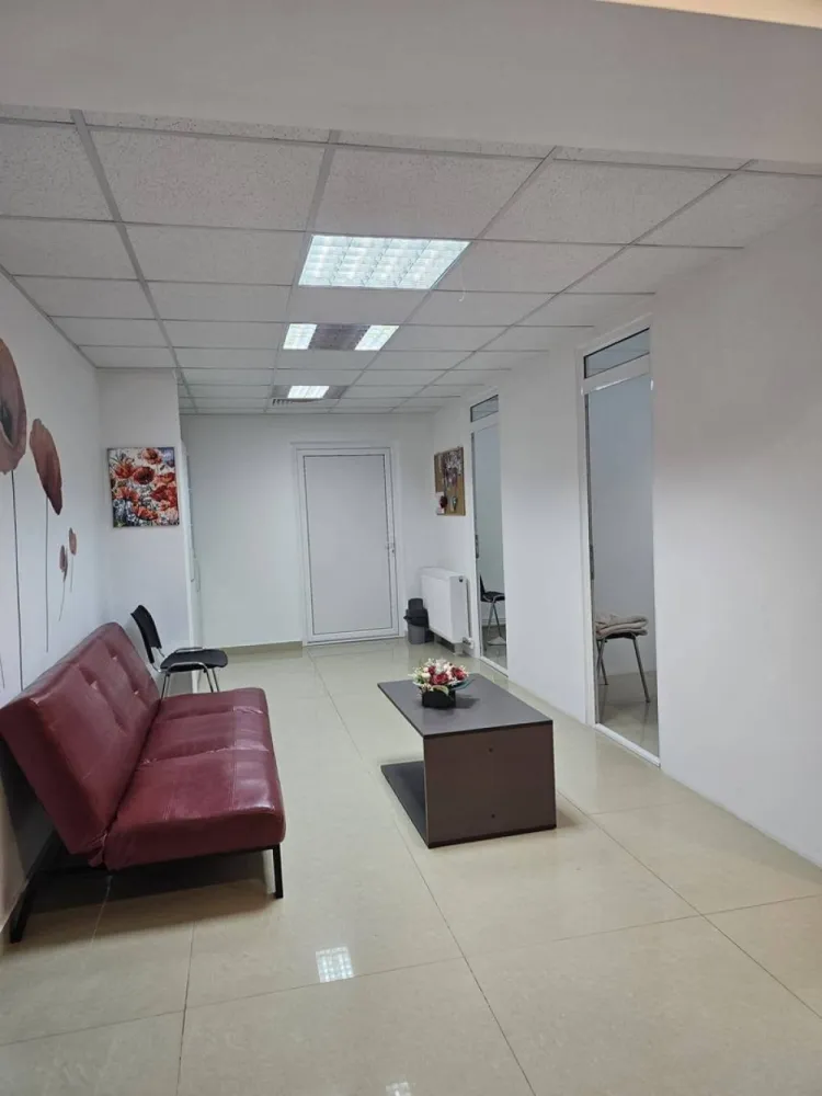 Spațiu comercial de vânzare – Complex Vega, strada Tecuci - Vă oferim oportunitatea de a achiziționa un spațiu comercial situat în zona IC FRIMU, lângă complexul Central Park, o locație excelentă pentru afacerea dumneavoastră! Detalii proprietate: Locație: IC FRIMU, lângă Complex Central Park Suprafață totală: 97 mp Compartimentare: 4 încăperi separate, 2 intrări, 2 grupuri sanitare Construcție: din 2010, bine întreținută, ușor adaptabilă pentru diverse activități Acces: Facil și securizat, intrare în complex securizată, zonă ușor de identificat Potrivit pentru: Cabinete medicale (de exemplu, stomatologie) și alte activități medicale Birouri și firme de servicii Investiție (posibilitate de închiriere) Preț de vânzare: 145.000 euro (negociabil) Această proprietate reprezintă o oportunitate excelentă pentru dezvoltarea afacerii tale sau o investiție sigură într-o locație strategică! Oferta intermediată de agenția imobiliară Mag Invest. Comision de tranzacționare: 1,5% + TVA Pentru detalii și programări, ne puteți contacta la telefon: 0746.252.252 – Liliana Ene, consilier imobiliar Mag Invest. }}