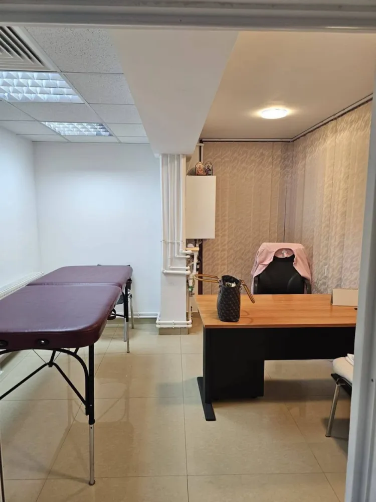 Spațiu comercial de vânzare – Complex Vega, strada Tecuci - Vă oferim oportunitatea de a achiziționa un spațiu comercial situat în zona IC FRIMU, lângă complexul Central Park, o locație excelentă pentru afacerea dumneavoastră! Detalii proprietate: Locație: IC FRIMU, lângă Complex Central Park Suprafață totală: 97 mp Compartimentare: 4 încăperi separate, 2 intrări, 2 grupuri sanitare Construcție: din 2010, bine întreținută, ușor adaptabilă pentru diverse activități Acces: Facil și securizat, intrare în complex securizată, zonă ușor de identificat Potrivit pentru: Cabinete medicale (de exemplu, stomatologie) și alte activități medicale Birouri și firme de servicii Investiție (posibilitate de închiriere) Preț de vânzare: 145.000 euro (negociabil) Această proprietate reprezintă o oportunitate excelentă pentru dezvoltarea afacerii tale sau o investiție sigură într-o locație strategică! Oferta intermediată de agenția imobiliară Mag Invest. Comision de tranzacționare: 1,5% + TVA Pentru detalii și programări, ne puteți contacta la telefon: 0746.252.252 – Liliana Ene, consilier imobiliar Mag Invest. }}