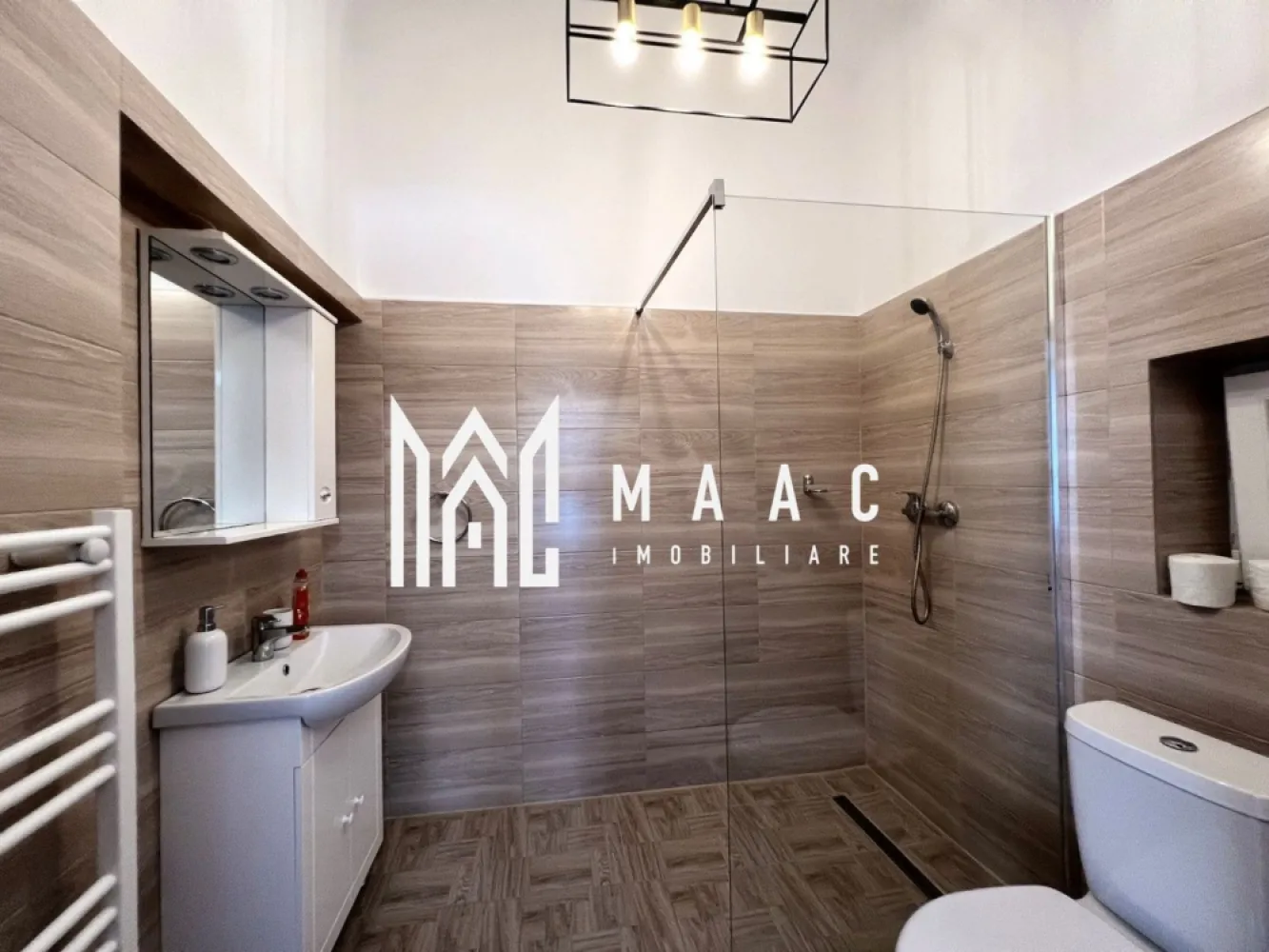Apartament superb 3 camere 91 mpu zona Ultracentrala - Agentia imobiliara Maac va propune spre vanzare apartament cu 3 camere 2 bai 2 bucatarii situat la parter zona Ultracentrala. Apartamentul se vinde complet mobilat si utilat : - 3 camere decomandate -2 bucatarii complet mobilate si utilate - 1 antreu - 2 bai cu geam de aerisire - situat la parter este pretabil pentru regim hotelier cat si pentru spatiu comercial. - toate instalatiile sunt schimbate ( canalizare , curent ) iar parchetul este din lemn masiv. Pentru mai multe detalii specificati CP2996965 la telefon }}