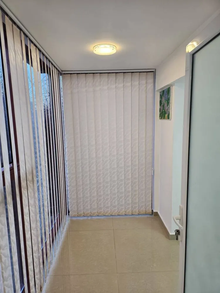 Spațiu comercial de vânzare – Complex Vega, strada Tecuci - Vă oferim oportunitatea de a achiziționa un spațiu comercial situat în zona IC FRIMU, lângă complexul Central Park, o locație excelentă pentru afacerea dumneavoastră! Detalii proprietate: Locație: IC FRIMU, lângă Complex Central Park Suprafață totală: 97 mp Compartimentare: 4 încăperi separate, 2 intrări, 2 grupuri sanitare Construcție: din 2010, bine întreținută, ușor adaptabilă pentru diverse activități Acces: Facil și securizat, intrare în complex securizată, zonă ușor de identificat Potrivit pentru: Cabinete medicale (de exemplu, stomatologie) și alte activități medicale Birouri și firme de servicii Investiție (posibilitate de închiriere) Preț de vânzare: 145.000 euro (negociabil) Această proprietate reprezintă o oportunitate excelentă pentru dezvoltarea afacerii tale sau o investiție sigură într-o locație strategică! Oferta intermediată de agenția imobiliară Mag Invest. Comision de tranzacționare: 1,5% + TVA Pentru detalii și programări, ne puteți contacta la telefon: 0746.252.252 – Liliana Ene, consilier imobiliar Mag Invest. }}