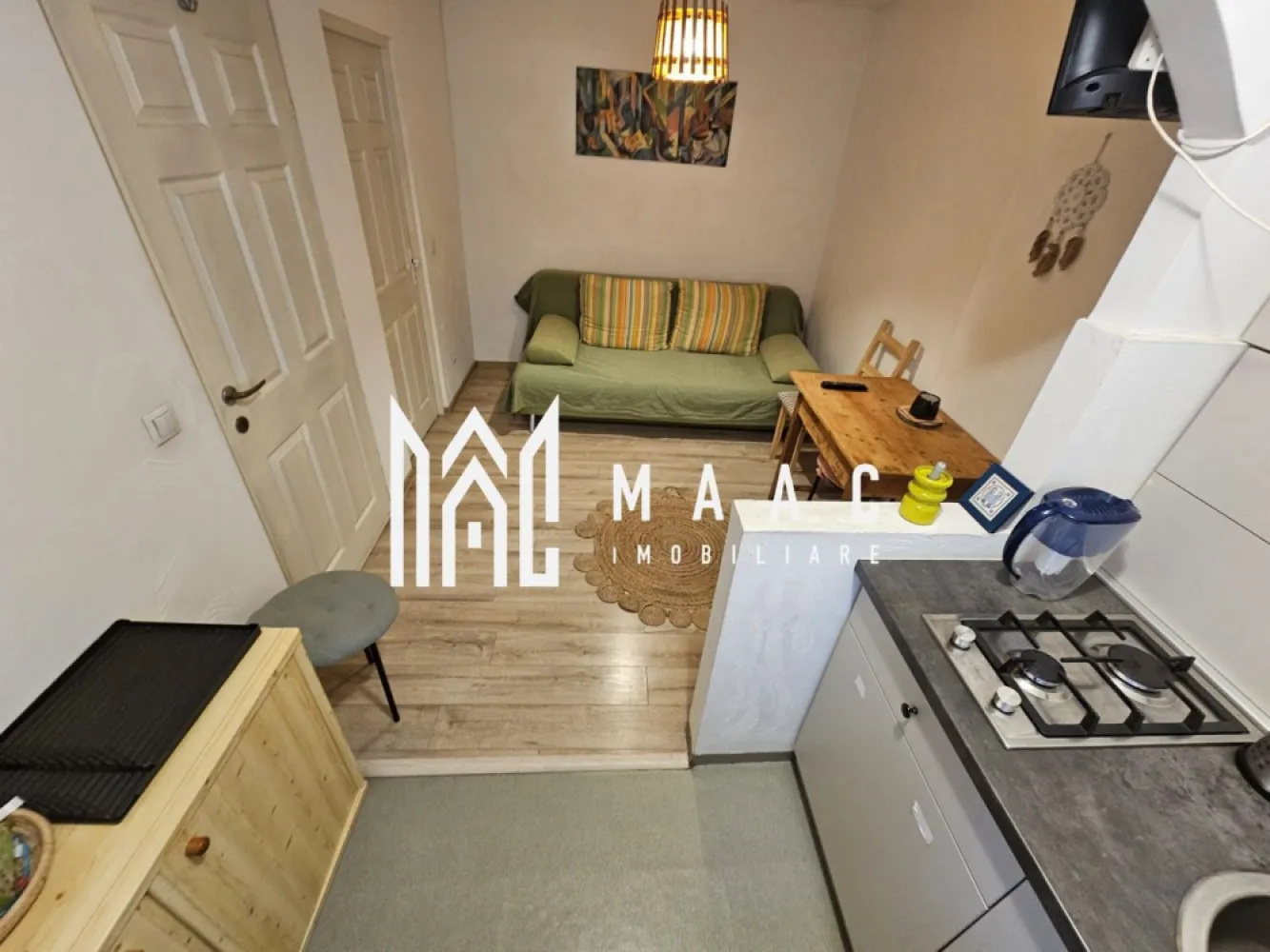 Casa individuala | 140 mp | Central | Afacere la cheie - MAAC Imobiliare vă propune spre vânzare o casă situată în zonă centrală, cu afacere inclusă, reprezentând o oportunitate excelentă de investiție în domeniul închirierilor pe termen scurt sau lung. Proprietatea are o suprafață utilă de 140 mp și este compartimentată în 3 apartamente și un studio la mansardă, toate complet mobilate și utilate, cu finisaje premium. Imobilul este configurat pentru a permite exploatarea eficientă a spațiului, fiecare unitate locativă fiind amenajată independent, oferind funcționalitate și confort. Distribuție apartamente: -Primul apartament: dormitor, chicinetă, living, cămară și baie -Al doilea apartament: 2 dormitoare, 2 băi, chicinetă și living open-space -Al treilea apartament: 2 dormitoare, bucătărie, baie și hol -Studio la mansardă, complet mobilat și utilat Casa este amplasată într-o zonă exclusivistă, aproape de facilități și de centrul orașului, oferind un echilibru optim între liniște și accesibilitate. Poziționarea centrală și compartimentarea în mai multe unități locative transformă această proprietate într-o investiție atractivă, cu potențial de randament. Pentru mai multe detalii precizați telefonic că ați văzut anunțul cu CP2290309. }}