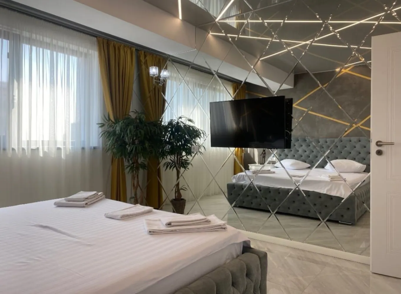 Apartament de vânzare, Central Park – 2 camere, 61 mp, mobilat și utilat - Vă oferim oportunitatea de a achiziționa un apartament modern, situat într-un imobil nou dat în folosință în 2022, în complexul Central Park. Detalii apartament: Suprafață totală: 61 mp Compartimentare: dormitor matrimonial, living + bucătărie, hol, baie cu cadă Etaj: 5 din 8 Mobilat și utilat complet, stil premium Dotări de top: încălzire în pardoseală, aer condiționat, centrală termică, internet Facilități și locație: Loc de parcare în curtea complexului, supravegheat video și pază 24/7 Zona foarte bună, în vecinătate cu Lidl, Penny, Școala nr. 12, Biserica Sf. Mina, mijloace de transport în comun La doar 5 minute cu mașina de Faleza Dunării Oportunitate de investiție: Ideal atât pentru locuit, cât și pentru generarea de venituri din închiriere. Preț de vânzare: 125.000 euro Pentru mai multe informații, contactați-ne la telefon: 0746.252.252 – Liliana Ene, consilier imobiliar Mag Invest. }}