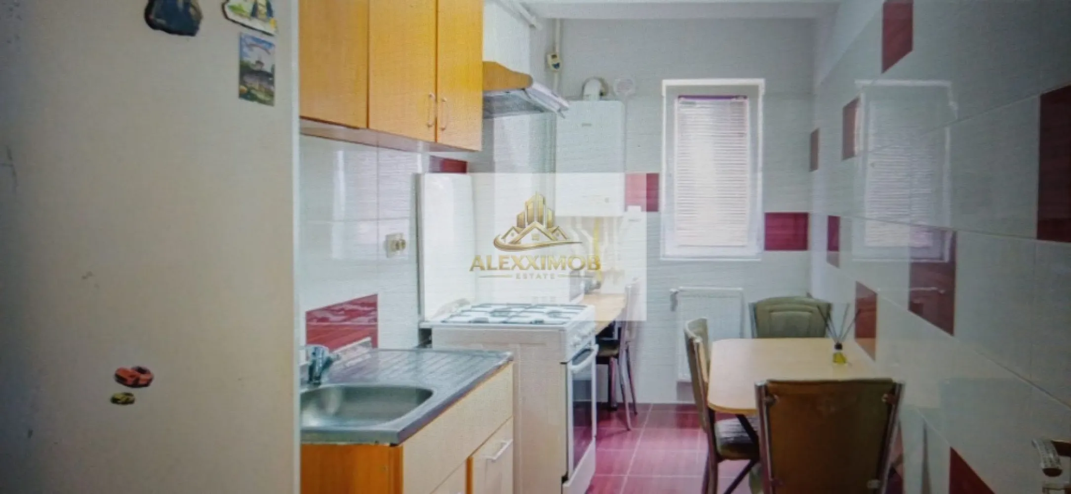 Garsoniera de Vanzare - zona Paraul Rece - 35 MP - Va propun spre vanzare o garsonieră decomandată, complet mobilată și utilată – gata de mutare | Popești-Leordeni.

Preț: 59.000 €
Suprafață utilă: 35 mp
Compartimentare: Decomandată
Etaj: Parter înalt, într-un imobil P+4

Descoperă o garsonieră elegantă și bine compartimentată, ideală atât pentru locuit, cât și pentru investiție. Cu o suprafață utilă de 34 mp și balcon, proprietatea oferă un spațiu confortabil, luminos și eficient organizat.

Locuința se vinde complet mobilată și utilată, fiind pregătită pentru mutare imediată, fără investiții suplimentare. Amenajarea este realizată într-un stil modern și armonios, care creează o atmosferă plăcută și primitoare.

Dotări și beneficii:

Compartimentare decomandată
Centrală termică proprie
Aer condiționat
Mobilier și electrocasnice incluse
Balcon
Parter înalt
Bloc cu regim redus de înălțime (P+4)

Parcare - cota indiviza

Imobilul este situat într-o zonă liniștită și apreciată din Popești-Leordeni, cu acces facil către mijloace de transport, centre comerciale, magazine și alte puncte de interes, oferind un echilibru excelent între confort și accesibilitate.

Această proprietate reprezintă o alegere potrivită pentru cei care își doresc un cămin gata pregătit sau o investiție cu potențial foarte bun de închiriere.

ALEXXIMOB ESTATE - TELEFON : 0751454742

COMISION 1000 e.