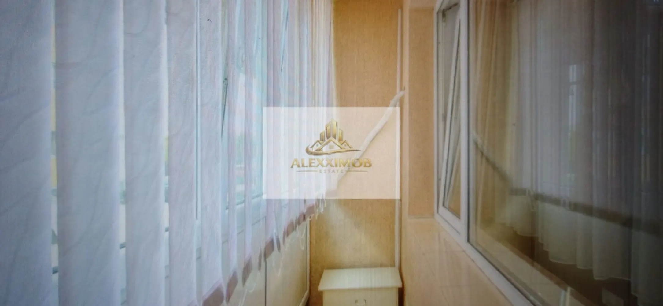 Garsoniera de Vanzare - zona Paraul Rece - 35 MP - Va propun spre vanzare o garsonieră decomandată, complet mobilată și utilată – gata de mutare | Popești-Leordeni.

Preț: 59.000 €
Suprafață utilă: 35 mp
Compartimentare: Decomandată
Etaj: Parter înalt, într-un imobil P+4

Descoperă o garsonieră elegantă și bine compartimentată, ideală atât pentru locuit, cât și pentru investiție. Cu o suprafață utilă de 34 mp și balcon, proprietatea oferă un spațiu confortabil, luminos și eficient organizat.

Locuința se vinde complet mobilată și utilată, fiind pregătită pentru mutare imediată, fără investiții suplimentare. Amenajarea este realizată într-un stil modern și armonios, care creează o atmosferă plăcută și primitoare.

Dotări și beneficii:

Compartimentare decomandată
Centrală termică proprie
Aer condiționat
Mobilier și electrocasnice incluse
Balcon
Parter înalt
Bloc cu regim redus de înălțime (P+4)

Parcare - cota indiviza

Imobilul este situat într-o zonă liniștită și apreciată din Popești-Leordeni, cu acces facil către mijloace de transport, centre comerciale, magazine și alte puncte de interes, oferind un echilibru excelent între confort și accesibilitate.

Această proprietate reprezintă o alegere potrivită pentru cei care își doresc un cămin gata pregătit sau o investiție cu potențial foarte bun de închiriere.

ALEXXIMOB ESTATE - TELEFON : 0751454742

COMISION 1000 e.