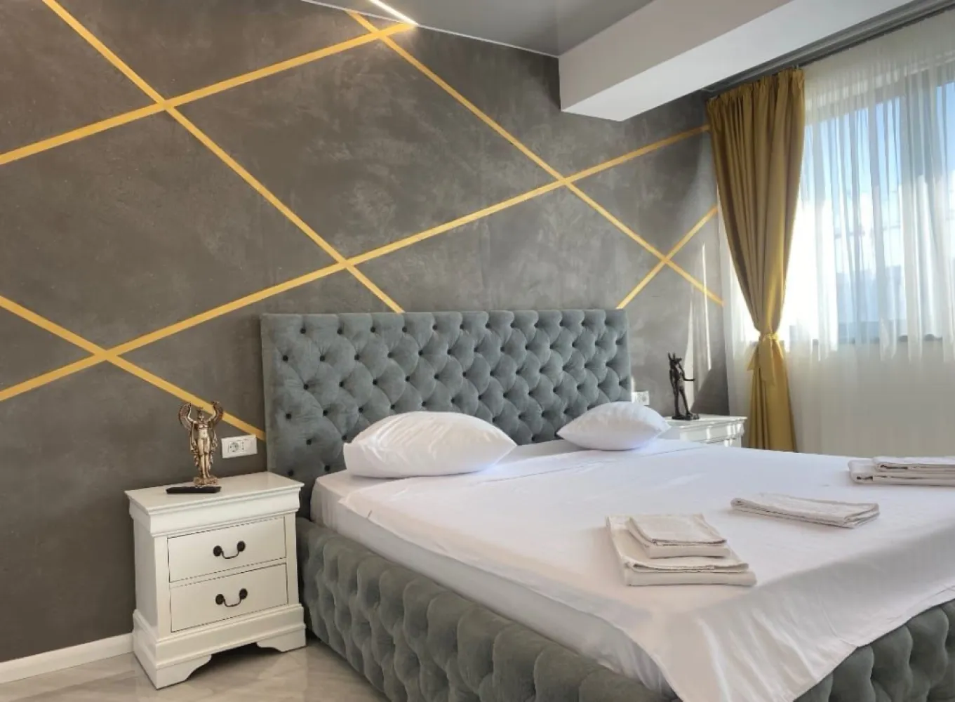 Apartament de vânzare, Central Park – 2 camere, 61 mp, mobilat și utilat - Vă oferim oportunitatea de a achiziționa un apartament modern, situat într-un imobil nou dat în folosință în 2022, în complexul Central Park. Detalii apartament: Suprafață totală: 61 mp Compartimentare: dormitor matrimonial, living + bucătărie, hol, baie cu cadă Etaj: 5 din 8 Mobilat și utilat complet, stil premium Dotări de top: încălzire în pardoseală, aer condiționat, centrală termică, internet Facilități și locație: Loc de parcare în curtea complexului, supravegheat video și pază 24/7 Zona foarte bună, în vecinătate cu Lidl, Penny, Școala nr. 12, Biserica Sf. Mina, mijloace de transport în comun La doar 5 minute cu mașina de Faleza Dunării Oportunitate de investiție: Ideal atât pentru locuit, cât și pentru generarea de venituri din închiriere. Preț de vânzare: 125.000 euro Pentru mai multe informații, contactați-ne la telefon: 0746.252.252 – Liliana Ene, consilier imobiliar Mag Invest. }}