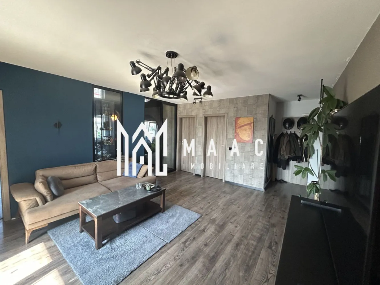 Penthouse 3 Camere I Modern I Terasa 70mp I Magnolia - Se vinde un penthouse spațios și bine compartimentat, cu o suprafață utilă de 66 mp și o terasă impresionantă de 70 mp, situat într-o zonă liniștită, modernă și foarte apreciată. Apartamentul se remarcă prin luminozitate, intimitate, vedere panoramică și un design interior practic, fiind ideal atât ca locuință, cât și ca investiție. Compartimentare: • Living generos, cu acces direct la terasa de 70 mp, un spațiu excelent pentru relaxare sau socializare. • Bucătărie închisă, complet mobilată și utilată, cu mobilier pe comandă, electrocasnice moderne și zonă de depozitare. • 2 dormitoare bine proporționate, potrivite pentru familie, birou sau cameră de oaspeți. • 2 băi, amenajate modern, una dintre ele putând fi matrimonială sau de serviciu, în funcție de compartimentarea exactă. • Terasă de 70 mp, un spațiu exterior rar întâlnit, ideal pentru dining, grădină urbană, zonă de relaxare, jacuzzi sau amenajări decorative. Terasa oferă intimitate și vedere panoramică asupra împrejurimilor. Dotări și avantaje interioare: • Apartamentul se vinde complet mobilat și utilat, cu mobilier modern și electrocasnice în stare foarte bună. • Finisaje de calitate și o compartimentare eficientă, potrivită atât pentru familie, cât și pentru investiție. • Living luminos, spațios și bine organizat. • Dormitoare aerisite, cu posibilitate de mobilare variată. • Bucătărie închisă – foarte apreciată pentru separarea zonelor de zi. Facilități ale imobilului: • Lift modern, cu acces direct către nivelul penthouse-ului. • Loc de parcare inclus în preț, un beneficiu esențial în zonă. • Spații comune curate și bine întreținute, administrare serioasă și acces controlat. Avantaje ale zonei Magnolia: • Cartier rezidențial sigur, liniștit și bine organizat. • Aproape de supermarketuri, magazine, farmacii, școli și transport public. • Acces rapid către zone verzi și spații de recreere. Pentru informații si vizionări:ID: CP2814908 }}