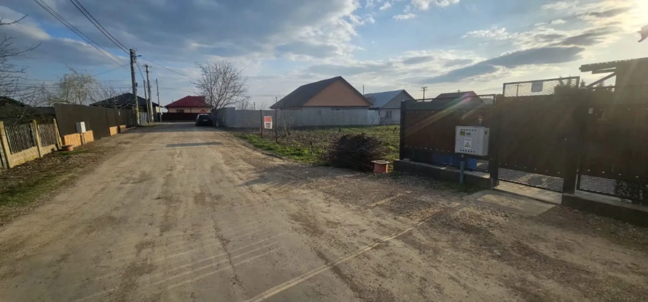 Teren intravilan Vanatori, 705 m.p. - Se oferă spre vânzare un teren intravilan situat în Comuna Vânători, județul Galați, la doar 10 km de oraș. Terenul are o suprafață de 705 mp și se află pe strada Crinului, o stradă asfaltată, cu utilitățile la limita proprietății, fiind pregătit pentru construcții. Deschiderea terenului este de 15 ml, fiind liber de construcții, ceea ce facilitează dezvoltarea proiectului dorit. Situația juridică este clară, iar actele sunt pregătite pentru vânzare, simplificând procesul de tranzacție. Prețul de tranzacționare este de 55 euro/mp, negociabil. Comisionul agenției este de 2% plus TVA. Această ofertă este în exclusivitate în portofoliul Mag Invest! Pentru mai multe informații sau pentru programarea unei vizionări, vă rugăm să contactați pe Marian Ene, consilier imobiliar Mag Invest, la telefon 0740.949.871. }}