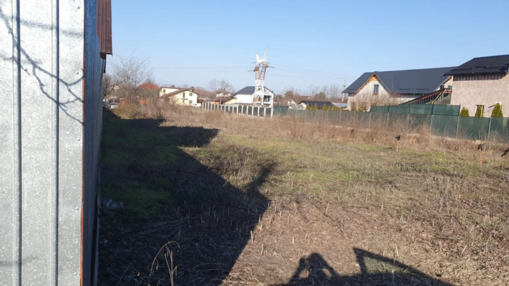 Teren intravilan Vanatori, 705 m.p. - Se oferă spre vânzare un teren intravilan situat în Comuna Vânători, județul Galați, la doar 10 km de oraș. Terenul are o suprafață de 705 mp și se află pe strada Crinului, o stradă asfaltată, cu utilitățile la limita proprietății, fiind pregătit pentru construcții. Deschiderea terenului este de 15 ml, fiind liber de construcții, ceea ce facilitează dezvoltarea proiectului dorit. Situația juridică este clară, iar actele sunt pregătite pentru vânzare, simplificând procesul de tranzacție. Prețul de tranzacționare este de 55 euro/mp, negociabil. Comisionul agenției este de 2% plus TVA. Această ofertă este în exclusivitate în portofoliul Mag Invest! Pentru mai multe informații sau pentru programarea unei vizionări, vă rugăm să contactați pe Marian Ene, consilier imobiliar Mag Invest, la telefon 0740.949.871. }}