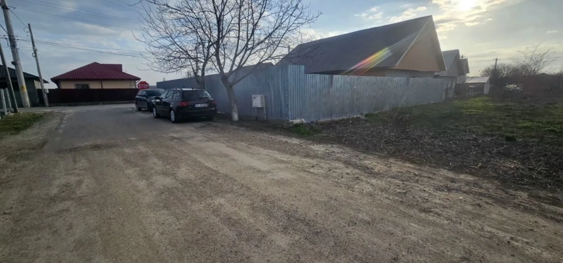 Teren intravilan Vanatori, 705 m.p. - Se oferă spre vânzare un teren intravilan situat în Comuna Vânători, județul Galați, la doar 10 km de oraș. Terenul are o suprafață de 705 mp și se află pe strada Crinului, o stradă asfaltată, cu utilitățile la limita proprietății, fiind pregătit pentru construcții. Deschiderea terenului este de 15 ml, fiind liber de construcții, ceea ce facilitează dezvoltarea proiectului dorit. Situația juridică este clară, iar actele sunt pregătite pentru vânzare, simplificând procesul de tranzacție. Prețul de tranzacționare este de 55 euro/mp, negociabil. Comisionul agenției este de 2% plus TVA. Această ofertă este în exclusivitate în portofoliul Mag Invest! Pentru mai multe informații sau pentru programarea unei vizionări, vă rugăm să contactați pe Marian Ene, consilier imobiliar Mag Invest, la telefon 0740.949.871. }}