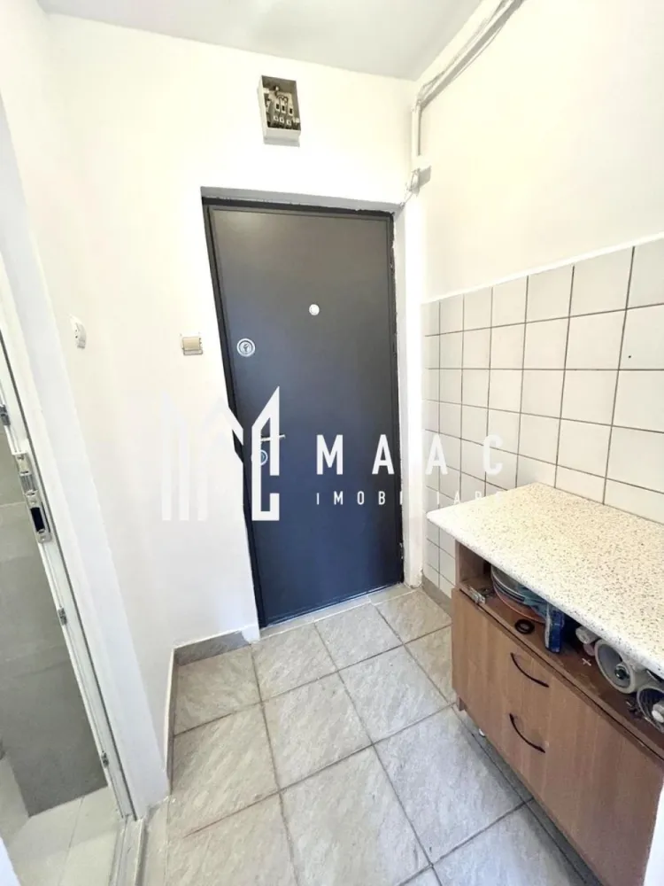 Garsonieră | 15 mp | Complet renovată | Centrală proprie | Lazaret - Maac Imobiliare prezintă o garsonieră ideală atât pentru investiție (închiriere), cât și pentru locuință personală, situată în cartierul Lazaret, zona Compa. Locuința are o suprafață utilă de 15 mp și este compartimentată eficient, fiind compusă din cameră, baie și chicinetă. Garsoniera a fost recent renovată complet și se prezintă într-o stare excelentă: gresie și faianță noi parchet nou uși interioare noi geam termopan nou proaspăt zugrăvită Dispune de centrală termică proprie pe gaz, oferind confort și costuri reduse de întreținere. Un avantaj important este priveliștea plăcută către munte, care oferă un plus de relaxare. Se predă pregătită pentru locuire sau pentru a fi dată imediat în chirie. Pentru mai multe detalii sau pentru a programa o vizionare, vă rugăm să ne contactați specificând ID: CP2993340. }}