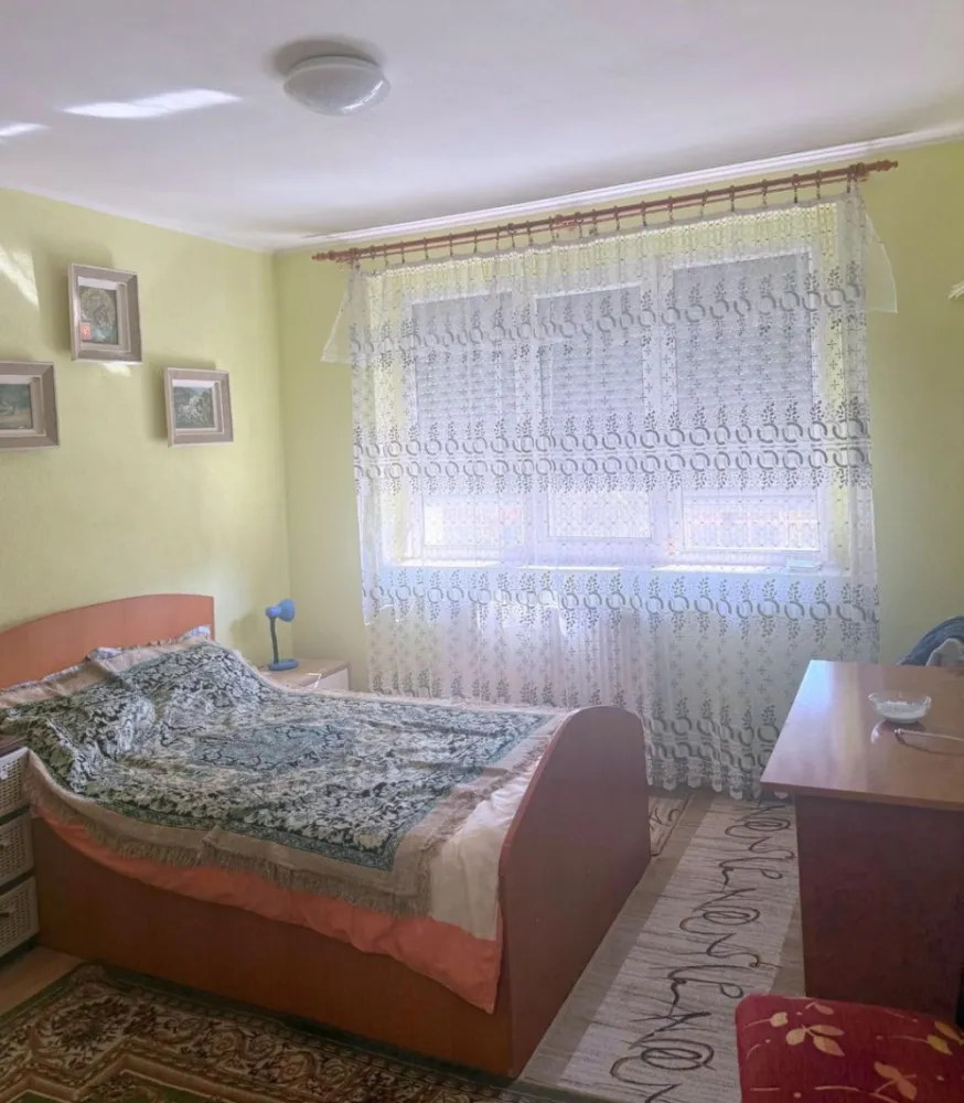 De vanzare apartament 2 camere, Mazepa 1, 64.000 Euro - Descoperă oportunitatea perfectă de a deveni proprietar în zona Mazepa 1! Îți oferim spre vânzare un apartament cochet cu 2 camere, ideal pentru familie sau pentru investiție. Imobilul este situat în apropiere de Școala nr. 28, într-o zonă vibrantă și bine conectată, ce îți oferă tot confortul de care ai nevoie. Caracteristici cheie: Compartimentare semidecomandată, ideală pentru confort și intimitate . Situat la etajul 1 dintr-un bloc solid construit în 1969, bine întreținut și curat. Amplasare excelentă, aproape de magazine, școli, transport în comun și alte facilități urbane. Disponibil pentru mutare imediată, gata să te întâmpine cu căldură și confort . Dotari - parchet laminat, usa metalica , tamplarie termopan, centrala termica, termoizolatie exterioara, bloc reabilitat termic. Preț atractiv: doar 64.000 euro Nu rata această oportunitate unică! Contactează-mă acum pentru mai multe informații sau pentru programarea unei vizionări. Telefon: 0746.252.252 – Liliana Ene, consilier imobiliar Mag Invest. Fă primul pas spre noua ta locuință! }}