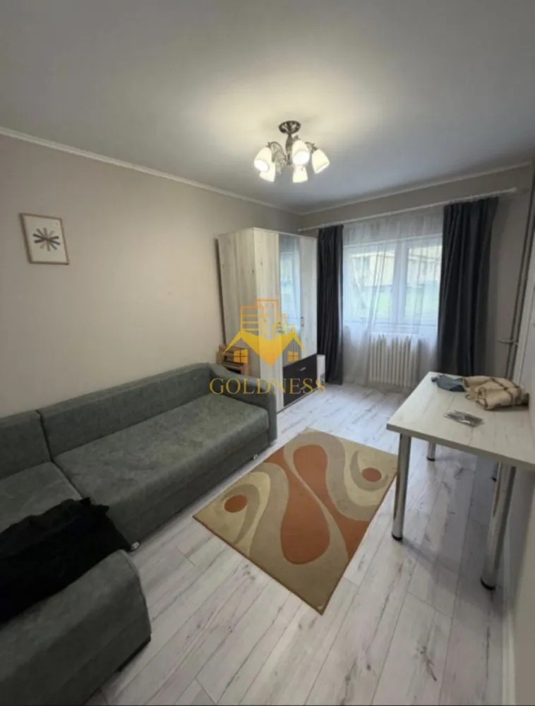 Garsoniera, moderna, Gheorgheni Zona Nicolae Titulescu, Interservisan - GOLDNESS Imobiliare vă propune spre închiriere o garsoniera complet mobilata și utilata, la Parter într-un imobil de 4 etaje, în Cartierul Gheorgheni. Posibilitate de parcare in zona! Se află în apropierea stațiilor de transport în comun, magazine, restaurante, spații verzi, farmacii, etc. Garsoniera este compartimentat astfel: - dormitor cu canapea extensibila, dulap pentru haine, loc de luat masa -bucatarie complet mobilata, utilata - baie cu cabina de dus, calorifer port prosop și dulap pentru depozitare. Imobilul este dotat cu toate cele necesare- centrală proprie, frigider, aragaz, hotă, mașină de spălat haine, etc. Dacă sunteți interesați de acest apartament și doriți să îl vizionați, dar și pentru alte oferte nu ezitați să ne contactați telefonic sau prin e-mail. Vă stăm la dispoziție! Pentru intermediere se percepe un comision de 50% din prețul chiriei! }}