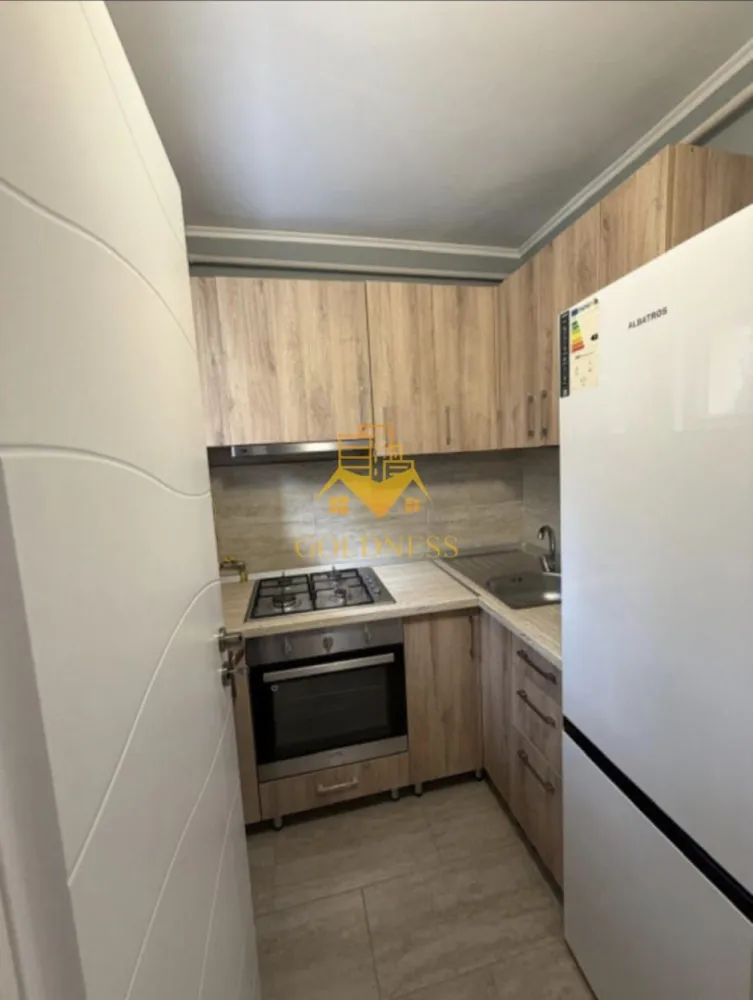 Garsoniera, moderna, Gheorgheni Zona Nicolae Titulescu, Interservisan - GOLDNESS Imobiliare vă propune spre închiriere o garsoniera complet mobilata și utilata, la Parter într-un imobil de 4 etaje, în Cartierul Gheorgheni. Posibilitate de parcare in zona! Se află în apropierea stațiilor de transport în comun, magazine, restaurante, spații verzi, farmacii, etc. Garsoniera este compartimentat astfel: - dormitor cu canapea extensibila, dulap pentru haine, loc de luat masa -bucatarie complet mobilata, utilata - baie cu cabina de dus, calorifer port prosop și dulap pentru depozitare. Imobilul este dotat cu toate cele necesare- centrală proprie, frigider, aragaz, hotă, mașină de spălat haine, etc. Dacă sunteți interesați de acest apartament și doriți să îl vizionați, dar și pentru alte oferte nu ezitați să ne contactați telefonic sau prin e-mail. Vă stăm la dispoziție! Pentru intermediere se percepe un comision de 50% din prețul chiriei! }}