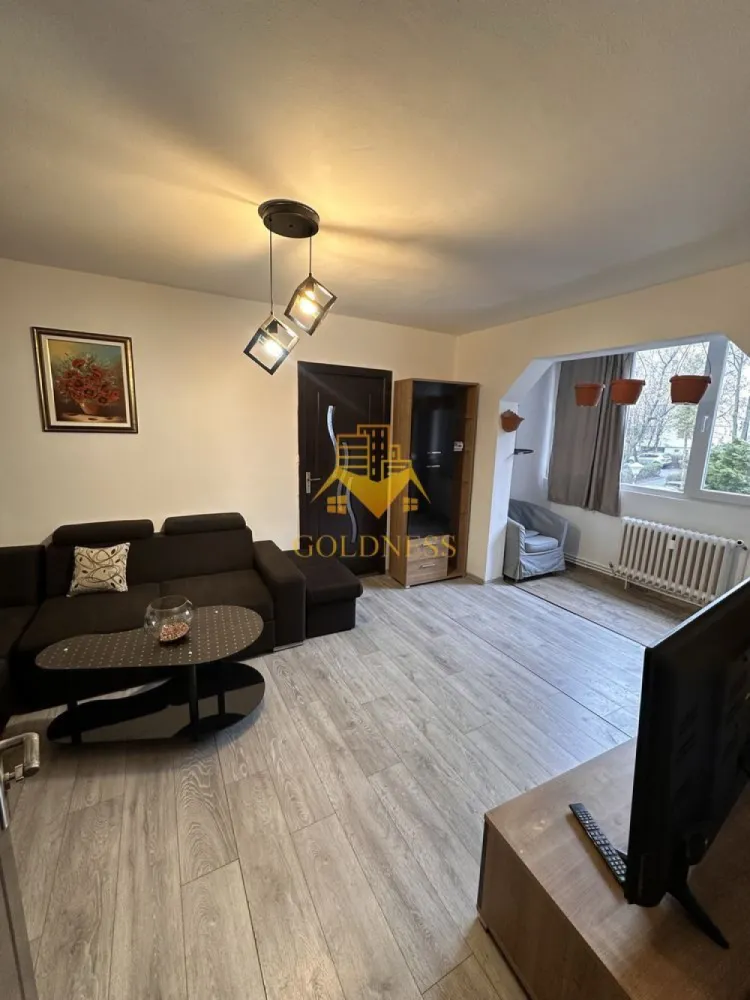 4 camere, Cartierul Manastur, Primăverii, McDonald's, Parcare - GOLDNESS Imobiliare vă propune spre închiriere un apartament cu 4 camere complet mobilat și utilat, la etajul 1 într-un imobil de 4 etaje, în Cartierul Manastur. Dispune de loc de parcare! Se află în apropierea stațiilor de transport în comun, magazine, restaurante, spații verzi, farmacii, etc. Apartamentul este compartimentat astfel: - 3 dormitoare cu pat matrimonial și 2 canapele extensibile, dressing, noptiere - living cu canapea extensibila -bucatarie complet utilată și mobilată, loc de servit masa - 2 bai, cada, calorifer port prosop și dulap pentru depozitare. Imobilul este dotat cu toate cele necesare- centrală proprie, frigider, aragaz, hotă, mașină de spălat haine, etc. Dacă sunteți interesați de acest apartament și doriți să îl vizionați, dar și pentru alte oferte nu ezitați să ne contactați telefonic sau prin e-mail. Vă stăm la dispoziție! Pentru intermediere se percepe un comision de 50% din prețul chiriei! }}