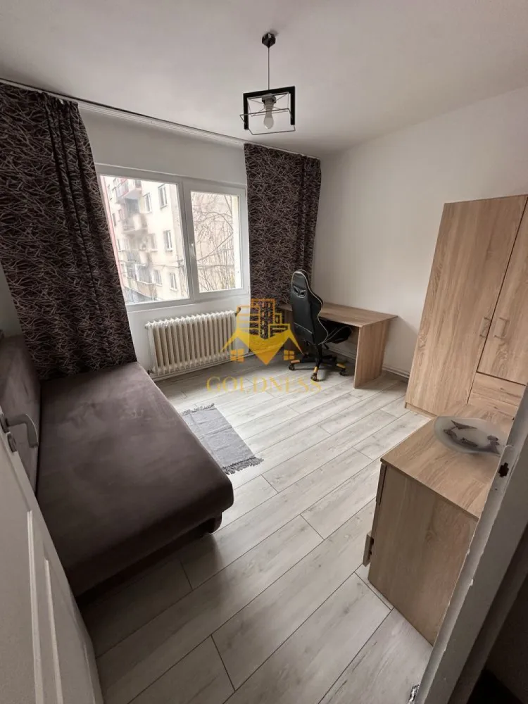 4 camere, Cartierul Manastur, Primăverii, McDonald's, Parcare - GOLDNESS Imobiliare vă propune spre închiriere un apartament cu 4 camere complet mobilat și utilat, la etajul 1 într-un imobil de 4 etaje, în Cartierul Manastur. Dispune de loc de parcare! Se află în apropierea stațiilor de transport în comun, magazine, restaurante, spații verzi, farmacii, etc. Apartamentul este compartimentat astfel: - 3 dormitoare cu pat matrimonial și 2 canapele extensibile, dressing, noptiere - living cu canapea extensibila -bucatarie complet utilată și mobilată, loc de servit masa - 2 bai, cada, calorifer port prosop și dulap pentru depozitare. Imobilul este dotat cu toate cele necesare- centrală proprie, frigider, aragaz, hotă, mașină de spălat haine, etc. Dacă sunteți interesați de acest apartament și doriți să îl vizionați, dar și pentru alte oferte nu ezitați să ne contactați telefonic sau prin e-mail. Vă stăm la dispoziție! Pentru intermediere se percepe un comision de 50% din prețul chiriei! }}