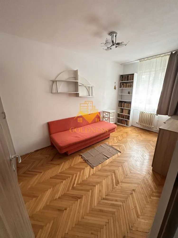 4 camere, Cartierul Manastur, Primăverii, McDonald's, Parcare - GOLDNESS Imobiliare vă propune spre închiriere un apartament cu 4 camere complet mobilat și utilat, la etajul 1 într-un imobil de 4 etaje, în Cartierul Manastur. Dispune de loc de parcare! Se află în apropierea stațiilor de transport în comun, magazine, restaurante, spații verzi, farmacii, etc. Apartamentul este compartimentat astfel: - 3 dormitoare cu pat matrimonial și 2 canapele extensibile, dressing, noptiere - living cu canapea extensibila -bucatarie complet utilată și mobilată, loc de servit masa - 2 bai, cada, calorifer port prosop și dulap pentru depozitare. Imobilul este dotat cu toate cele necesare- centrală proprie, frigider, aragaz, hotă, mașină de spălat haine, etc. Dacă sunteți interesați de acest apartament și doriți să îl vizionați, dar și pentru alte oferte nu ezitați să ne contactați telefonic sau prin e-mail. Vă stăm la dispoziție! Pentru intermediere se percepe un comision de 50% din prețul chiriei! }}