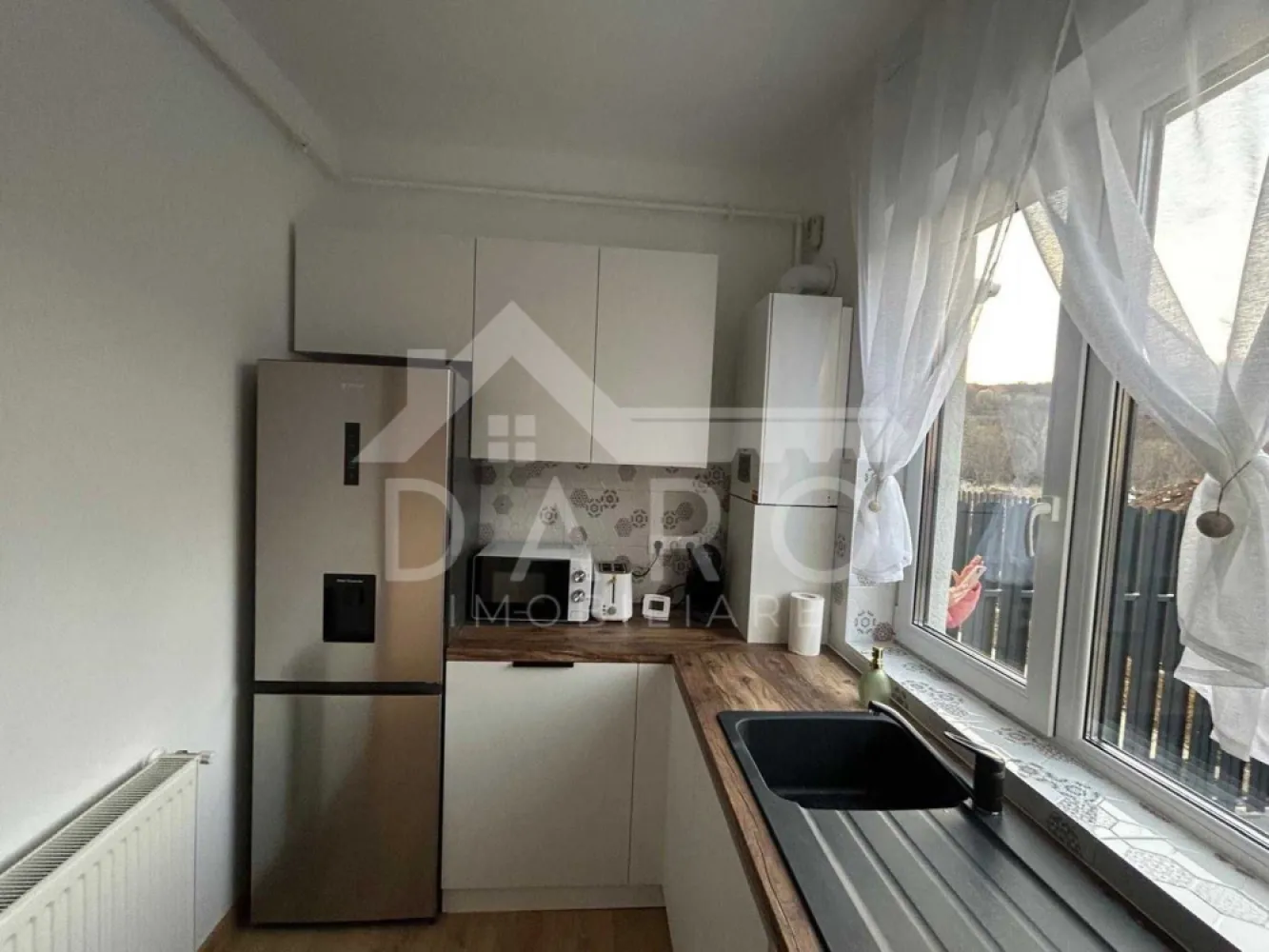 Apartament 2 camere bloc NOU -Livezeni, spital EMIL PALADE,HIPERBARA - 🏡 Apartament de închiriat 2 camere | Bloc NOU | Curte proprie | Livezeni | Prima închiriere | 53 mp 🔥 ✨ Descriere: Se oferă spre închiriere un apartament NOU cu 2 camere, situat în Livezeni, în apropiere de Spitalul Emil Palade / Hiperbara, într-o zonă liniștită și în plină dezvoltare. 👉 Prima închiriere – totul este nou, pregătit pentru primul chiriaș 🏠 Detalii: • Suprafață utilă: 53 mp • Compartimentare: decomandat • Etaj: parter • Curte proprie 🌿 • Loc de parcare inclus 🚗 🛋️ Compartimentare: • living • bucătărie • dormitor • baie • hol 💎 Dotări premium (TOATE NOI): ✔ mobilă modernă, de calitate ✔ mașină de spălat vase ✔ mașină de spălat rufe + uscător ✔ plită electrică ✔ cuptor electric ✔ cuptor cu microunde ✔ frigider ✔ TV ✔ aspirator 🌟 Avantaje: ✔ curte proprie – ideală pentru relaxare ✔ finisaje moderne ✔ baie elegantă ✔ camere luminoase și spațioase ✔ zonă liniștită 💰 Preț: (completezi tu dacă vrei) €/lună 📞 Detalii și vizionări: Coman Maria – 0749 535 729 🤝 Proprietate promovată prin Daro Imobiliare 🥝 Te gândești să îți cumperi propriul apartament? Prin Kiwi Finance beneficiezi de: ✔ consultanță GRATUITĂ ✔ oferte de la peste 12 bănci ✔ suport complet până la obținerea creditului 🔥 #hashtaguri: #inchiriere #livezeni #apartamentnou #primaînchiriere #curteproprie #targumures #imobiliare #daroimobiliare #kiwifinance }}