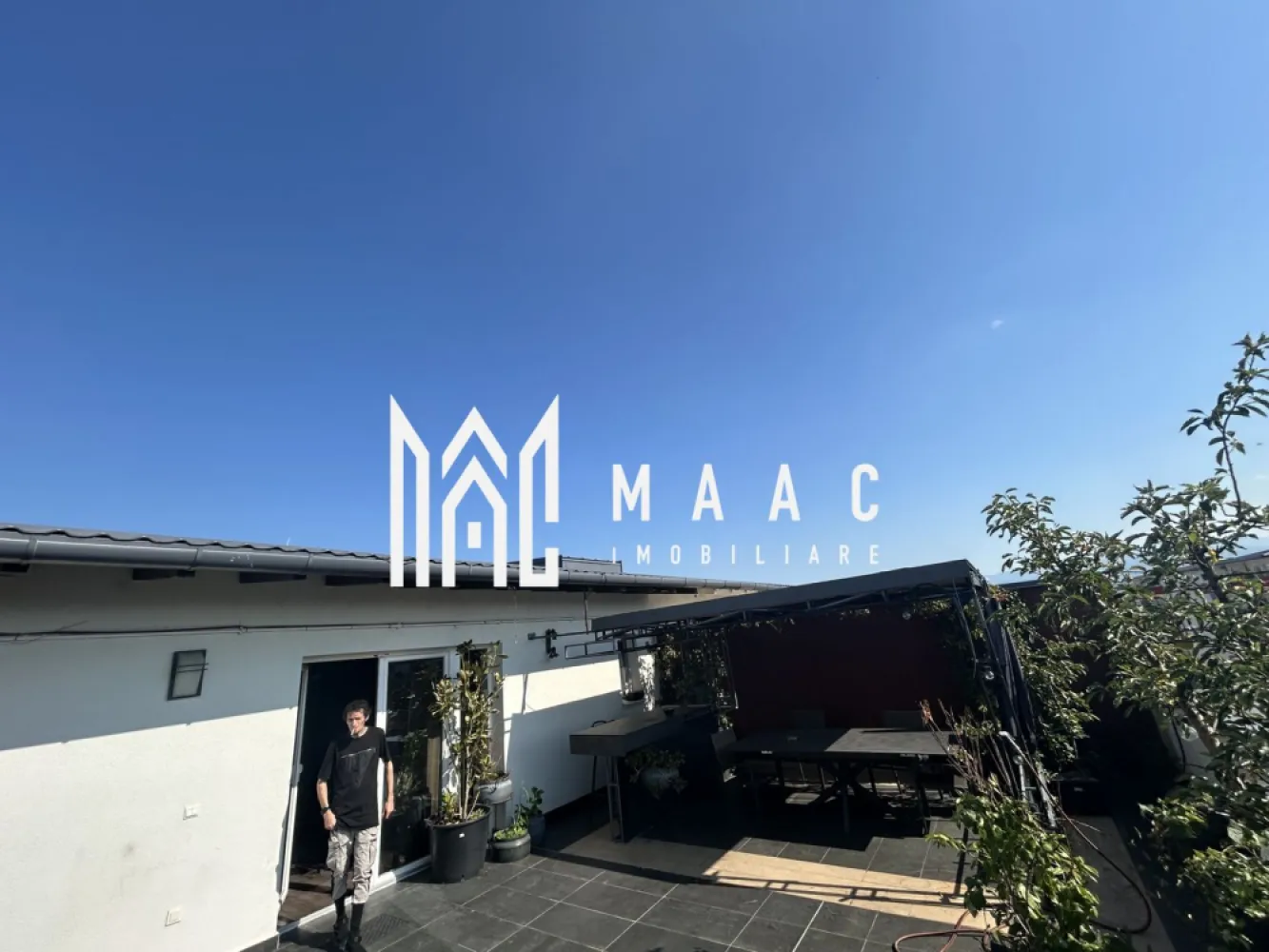 Penthouse 3 Camere I Modern I Terasa 70mp I Magnolia - Se vinde un penthouse spațios și bine compartimentat, cu o suprafață utilă de 66 mp și o terasă impresionantă de 70 mp, situat într-o zonă liniștită, modernă și foarte apreciată. Apartamentul se remarcă prin luminozitate, intimitate, vedere panoramică și un design interior practic, fiind ideal atât ca locuință, cât și ca investiție. Compartimentare: • Living generos, cu acces direct la terasa de 70 mp, un spațiu excelent pentru relaxare sau socializare. • Bucătărie închisă, complet mobilată și utilată, cu mobilier pe comandă, electrocasnice moderne și zonă de depozitare. • 2 dormitoare bine proporționate, potrivite pentru familie, birou sau cameră de oaspeți. • 2 băi, amenajate modern, una dintre ele putând fi matrimonială sau de serviciu, în funcție de compartimentarea exactă. • Terasă de 70 mp, un spațiu exterior rar întâlnit, ideal pentru dining, grădină urbană, zonă de relaxare, jacuzzi sau amenajări decorative. Terasa oferă intimitate și vedere panoramică asupra împrejurimilor. Dotări și avantaje interioare: • Apartamentul se vinde complet mobilat și utilat, cu mobilier modern și electrocasnice în stare foarte bună. • Finisaje de calitate și o compartimentare eficientă, potrivită atât pentru familie, cât și pentru investiție. • Living luminos, spațios și bine organizat. • Dormitoare aerisite, cu posibilitate de mobilare variată. • Bucătărie închisă – foarte apreciată pentru separarea zonelor de zi. Facilități ale imobilului: • Lift modern, cu acces direct către nivelul penthouse-ului. • Loc de parcare inclus în preț, un beneficiu esențial în zonă. • Spații comune curate și bine întreținute, administrare serioasă și acces controlat. Avantaje ale zonei Magnolia: • Cartier rezidențial sigur, liniștit și bine organizat. • Aproape de supermarketuri, magazine, farmacii, școli și transport public. • Acces rapid către zone verzi și spații de recreere. Pentru informații si vizionări:ID: CP2814908 }}