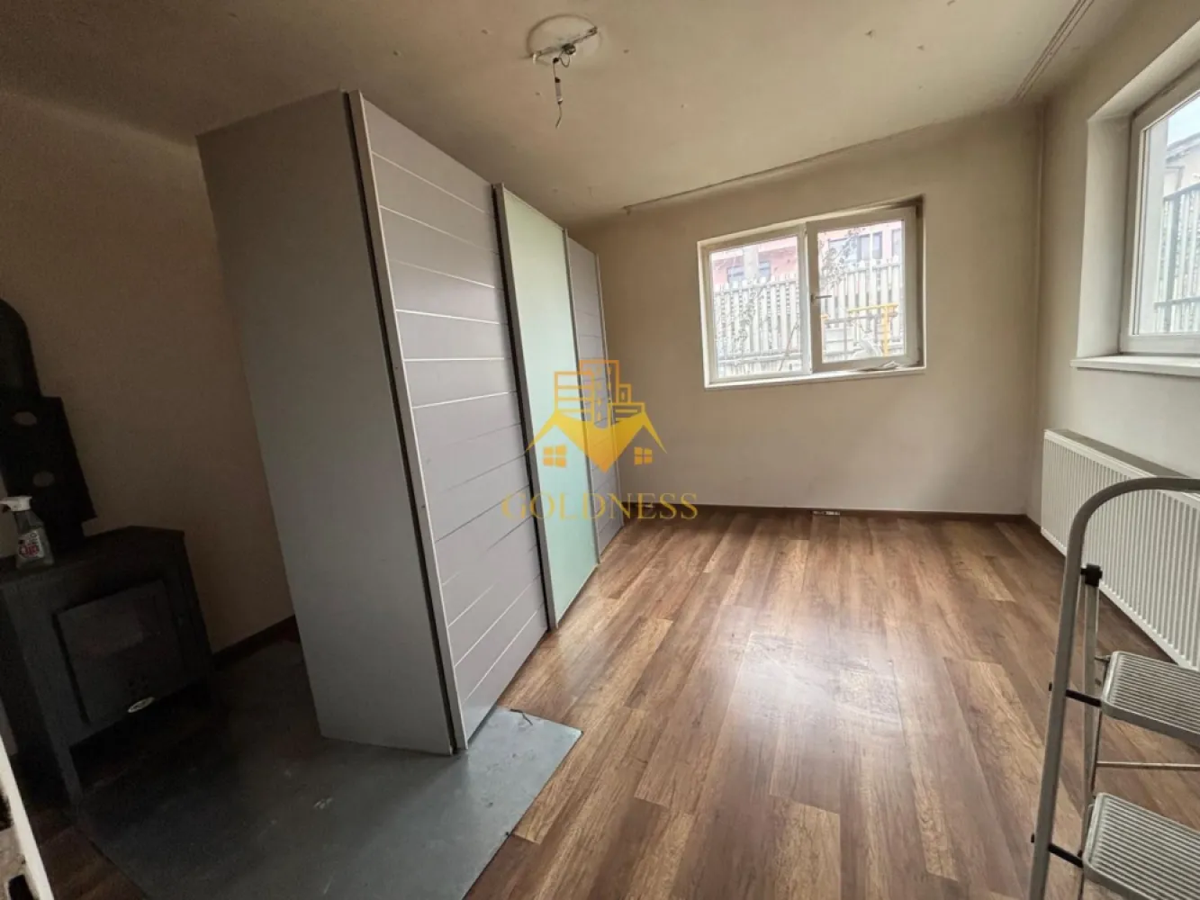 Casă de închiriat, 120 mpu, Rodnei, Someșeni, Aurel Vlaicu, Traian V. - GOLDNESS Imobiliare vă propune spre închiriere o casă cu 4 camere care se pot inchiria împreună sau separat, pe strada Rodnei. Dispune de loc de parcare! Se află în apropierea stațiilor de transport în comun, magazine, restaurante, spații verzi, farmacii, etc. Se pliază pentru o afacere, ex; spălătorie/ curățătoorie, Internet Cafe, birou. Proprietarul acceptă muncitori, livratori, alte naționalități. Dacă sunteți interesați de acest apartament și doriți să îl vizionați, dar și pentru alte oferte nu ezitați să ne contactați telefonic sau prin e-mail. Vă stăm la dispoziție! Pentru intermediere se percepe un comision de 50% din prețul chiriei! }}