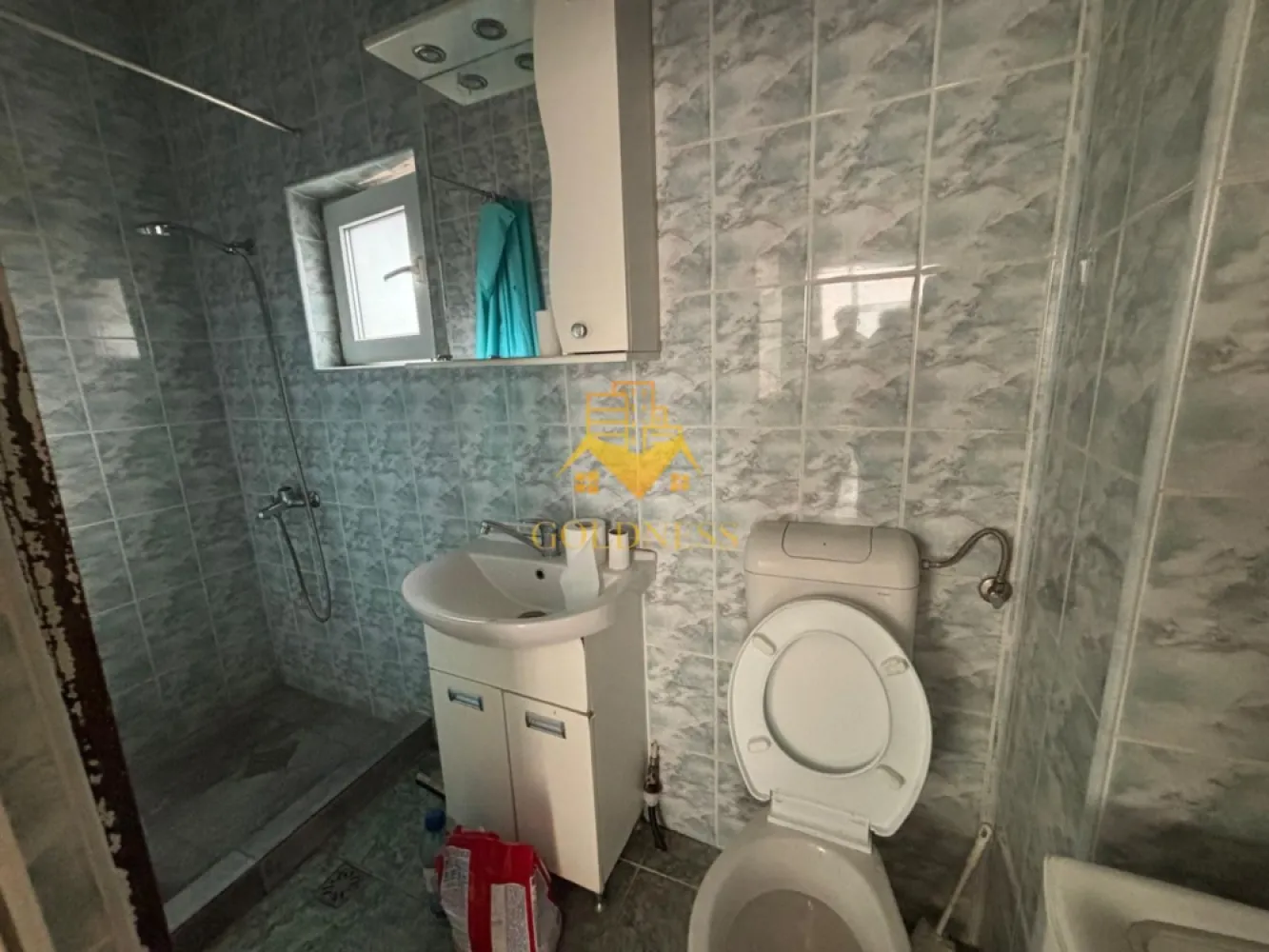 Casă de închiriat, 120 mpu, Rodnei, Someșeni, Aurel Vlaicu, Traian V. - GOLDNESS Imobiliare vă propune spre închiriere o casă cu 4 camere care se pot inchiria împreună sau separat, pe strada Rodnei. Dispune de loc de parcare! Se află în apropierea stațiilor de transport în comun, magazine, restaurante, spații verzi, farmacii, etc. Se pliază pentru o afacere, ex; spălătorie/ curățătoorie, Internet Cafe, birou. Proprietarul acceptă muncitori, livratori, alte naționalități. Dacă sunteți interesați de acest apartament și doriți să îl vizionați, dar și pentru alte oferte nu ezitați să ne contactați telefonic sau prin e-mail. Vă stăm la dispoziție! Pentru intermediere se percepe un comision de 50% din prețul chiriei! }}