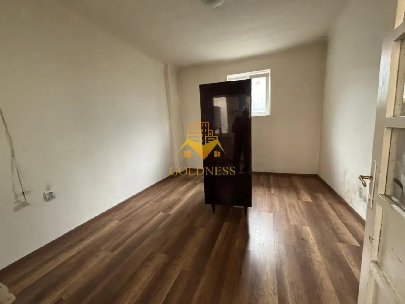 Casă de închiriat, 120 mpu, Rodnei, Someșeni, Aurel Vlaicu, Traian V. - GOLDNESS Imobiliare vă propune spre închiriere o casă cu 4 camere care se pot inchiria împreună sau separat, pe strada Rodnei. Dispune de loc de parcare! Se află în apropierea stațiilor de transport în comun, magazine, restaurante, spații verzi, farmacii, etc. Se pliază pentru o afacere, ex; spălătorie/ curățătoorie, Internet Cafe, birou. Proprietarul acceptă muncitori, livratori, alte naționalități. Dacă sunteți interesați de acest apartament și doriți să îl vizionați, dar și pentru alte oferte nu ezitați să ne contactați telefonic sau prin e-mail. Vă stăm la dispoziție! Pentru intermediere se percepe un comision de 50% din prețul chiriei! }}