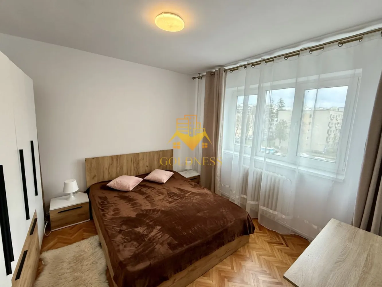 2 camere decomandate, balcon, Calea Manastur, MOL, Profi, Piata Flora - GOLDNESS Imobiliare vă propune spre închiriere un apartament cu 2 camere complet mobilat și utilat, la etajul 4 într-un imobil de 10 etaje, în Cartierul Manastur. Se poate parca prin zona Se află în apropierea stațiilor de transport în comun, magazine, restaurante, spații verzi, farmacii, etc. Apartamentul este compartimentat astfel: - dormitor cu pat matrimonial, dressing, noptiere - living cu canapea extensibila, comoda, TV, - bucatarie complet utilată și mobilată, loc de servit masa - baie cu cada, calorifer port prosop și dulap pentru depozitare. - balcon de 4 mp. Imobilul este dotat cu toate cele necesare- centrală proprie, frigider, aragaz, hotă, mașină de spălat haine, etc. Dacă sunteți interesați de acest apartament și doriți să îl vizionați, dar și pentru alte oferte nu ezitați să ne contactați telefonic sau prin e-mail. Vă stăm la dispoziție! Pentru intermediere se percepe un comision de 50% din prețul chiriei! }}