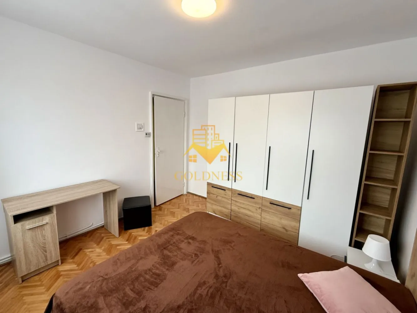 2 camere decomandate, balcon, Calea Manastur, MOL, Profi, Piata Flora - GOLDNESS Imobiliare vă propune spre închiriere un apartament cu 2 camere complet mobilat și utilat, la etajul 4 într-un imobil de 10 etaje, în Cartierul Manastur. Se poate parca prin zona Se află în apropierea stațiilor de transport în comun, magazine, restaurante, spații verzi, farmacii, etc. Apartamentul este compartimentat astfel: - dormitor cu pat matrimonial, dressing, noptiere - living cu canapea extensibila, comoda, TV, - bucatarie complet utilată și mobilată, loc de servit masa - baie cu cada, calorifer port prosop și dulap pentru depozitare. - balcon de 4 mp. Imobilul este dotat cu toate cele necesare- centrală proprie, frigider, aragaz, hotă, mașină de spălat haine, etc. Dacă sunteți interesați de acest apartament și doriți să îl vizionați, dar și pentru alte oferte nu ezitați să ne contactați telefonic sau prin e-mail. Vă stăm la dispoziție! Pentru intermediere se percepe un comision de 50% din prețul chiriei! }}