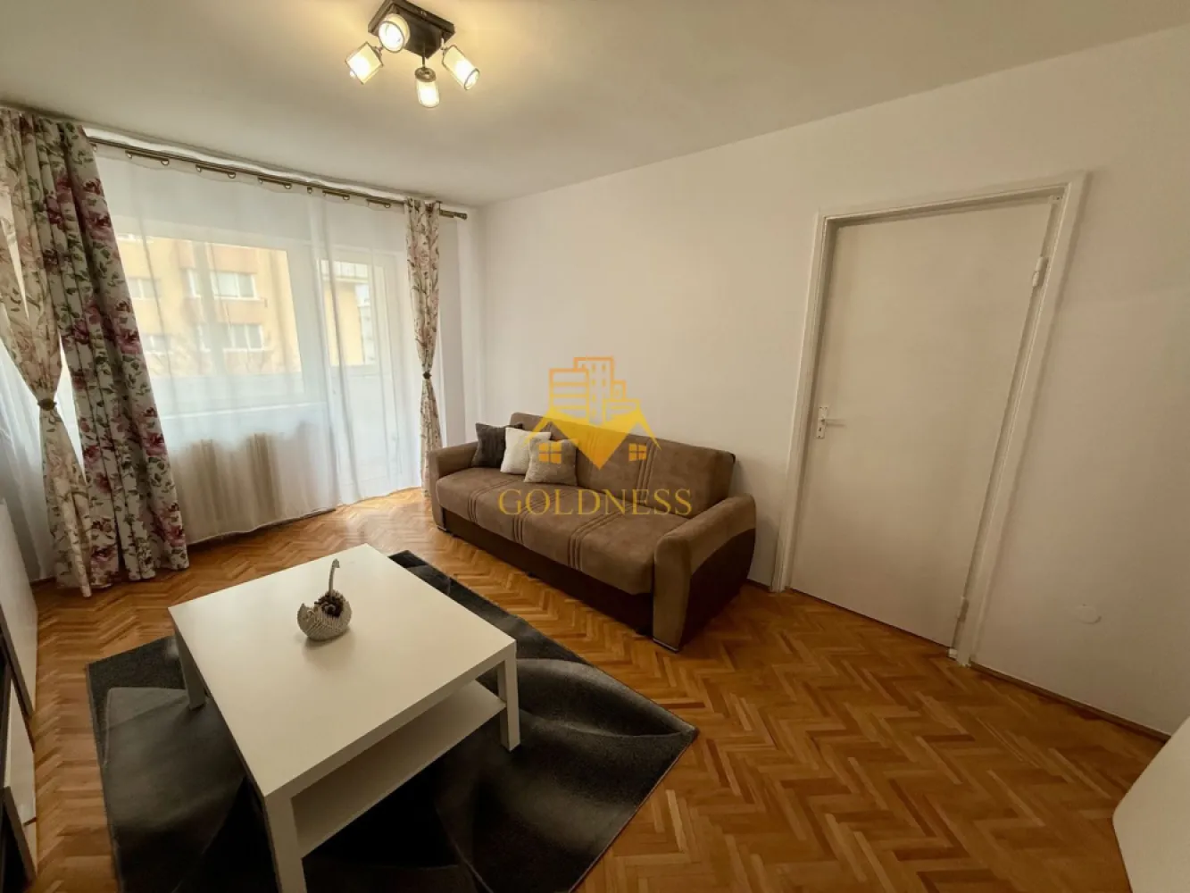 2 camere decomandate, balcon, Calea Manastur, MOL, Profi, Piata Flora - GOLDNESS Imobiliare vă propune spre închiriere un apartament cu 2 camere complet mobilat și utilat, la etajul 4 într-un imobil de 10 etaje, în Cartierul Manastur. Se poate parca prin zona Se află în apropierea stațiilor de transport în comun, magazine, restaurante, spații verzi, farmacii, etc. Apartamentul este compartimentat astfel: - dormitor cu pat matrimonial, dressing, noptiere - living cu canapea extensibila, comoda, TV, - bucatarie complet utilată și mobilată, loc de servit masa - baie cu cada, calorifer port prosop și dulap pentru depozitare. - balcon de 4 mp. Imobilul este dotat cu toate cele necesare- centrală proprie, frigider, aragaz, hotă, mașină de spălat haine, etc. Dacă sunteți interesați de acest apartament și doriți să îl vizionați, dar și pentru alte oferte nu ezitați să ne contactați telefonic sau prin e-mail. Vă stăm la dispoziție! Pentru intermediere se percepe un comision de 50% din prețul chiriei! }}