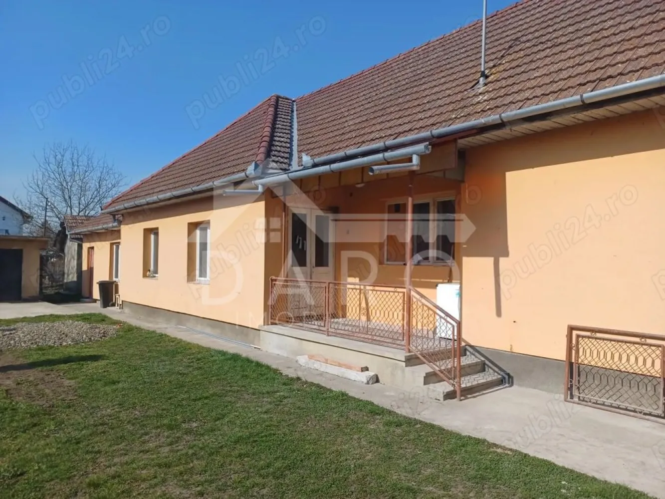 Casă de vânzare în Sântana de Mureș, str. Morii – 130 000 euro - Casă de vânzare în Sântana de Mureș, str. Morii – 107 mp utili, teren 645 mp Oferim spre vânzare o casă situată în Sântana de Mureș, pe strada Morii, într-o zonă foarte bună, aproape de centrul comunei, la aproximativ 200 m de primărie, școală, stație de autobuz și magazine, pe drumul care face legătura directă cu Podul Mureș. Imobilul este amplasat pe o stradă nou asfaltată, oferind acces facil și confort. Casa are o suprafață utilă de 107 mp și este amplasată pe un teren în suprafață de 645 mp, cu deschidere la stradă de 17 m, fiind ideală atât pentru locuit, cât și pentru cei care își doresc curte și grădină generoasă. Ca și compartimentare, proprietatea este alcătuită din: hol living 3 camere 2 băi bucătărie cămară În plus, casa dispune de garaj prevăzut cu canal, curte și grădină, fiind o proprietate practică și bine poziționată. 📌 Detalii importante: construcție din anul 1975 centrală termică proprie casă izolată exterior acoperiș recondiționat în 2019 imobilul este în curs de renovare tavane false realizate instalația electrică și instalațiile sanitare sunt în curs de modernizare tâmplăria, geamurile și ușile urmează să fie schimbate în curând proprietatea este branșată la toate utilitățile Această casă este potrivită pentru cei care își doresc să locuiască într-o zonă liniștită, dar foarte bine conectată, aproape de punctele de interes din comună și cu acces rapid spre Târgu Mureș. 📞 Pentru detalii și programarea unei vizionări, vă stau cu drag la dispoziție. Te gândești să cumperi această proprietate prin credit? Prin Kiwi Finance beneficiezi de: ✔ analiză GRATUITĂ a eligibilității ✔ acces la oferte de la peste 12 bănci ✔ negocierea dobânzii în favoarea ta ✔ suport complet până la semnare